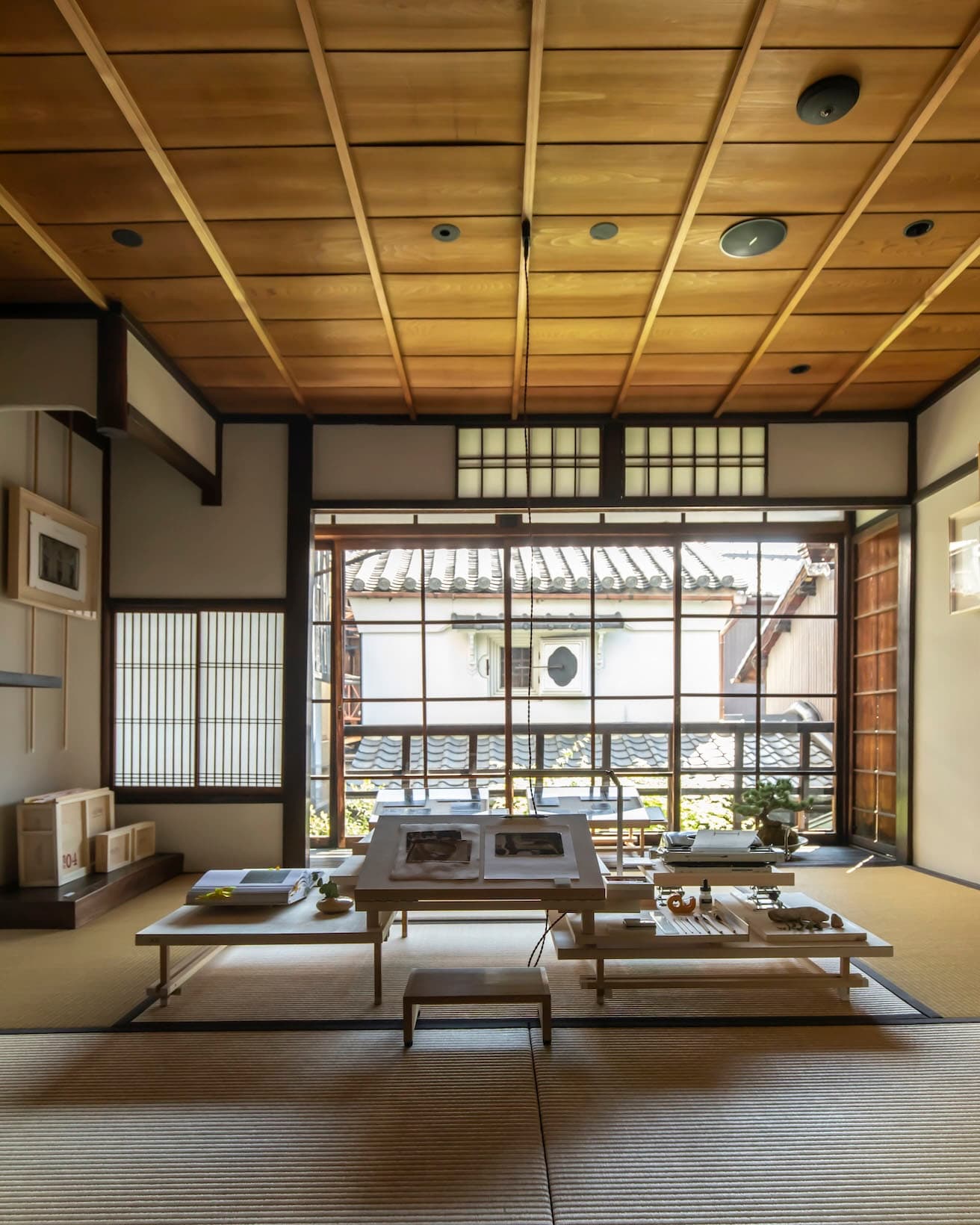 一面のガラス窓から入る光が心地よい「工匠の間」。真新しい展示台と時を感じさせるアーカイブが響きあう。
