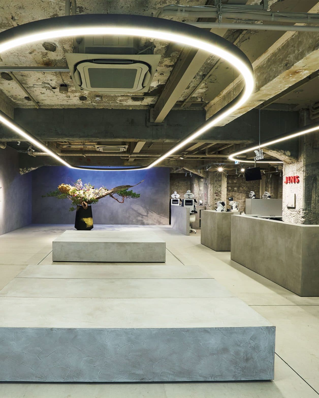 銀座に突如現れた白いキューブ!? 藤本壮介設計の〈JINS 銀座店〉がオープン。