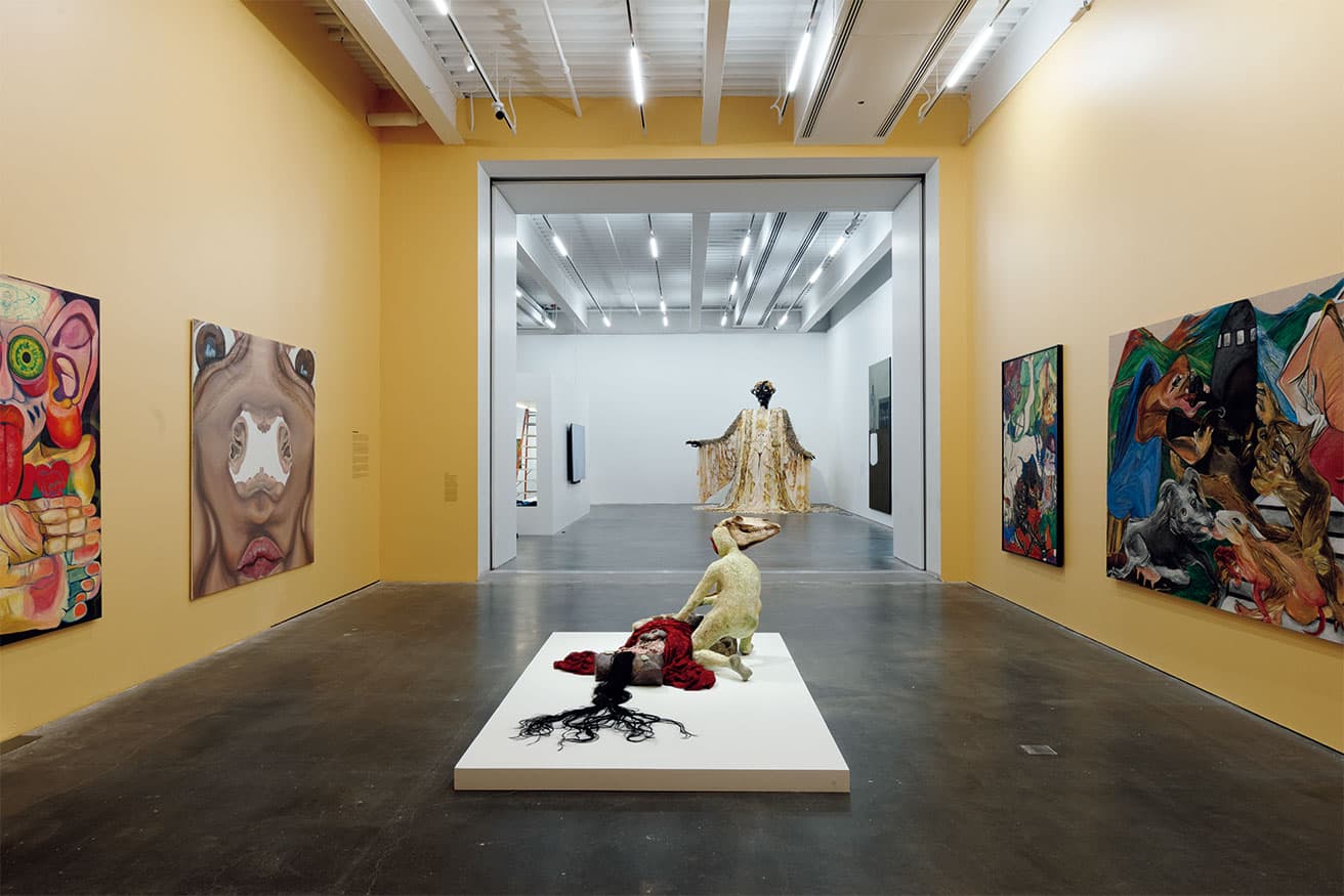 手前はSANAAの旧館、奥はOMA NYによる新館の展示室。歩いていても、別の建物に入ったとは気づかないほどシームレスにつながっている。