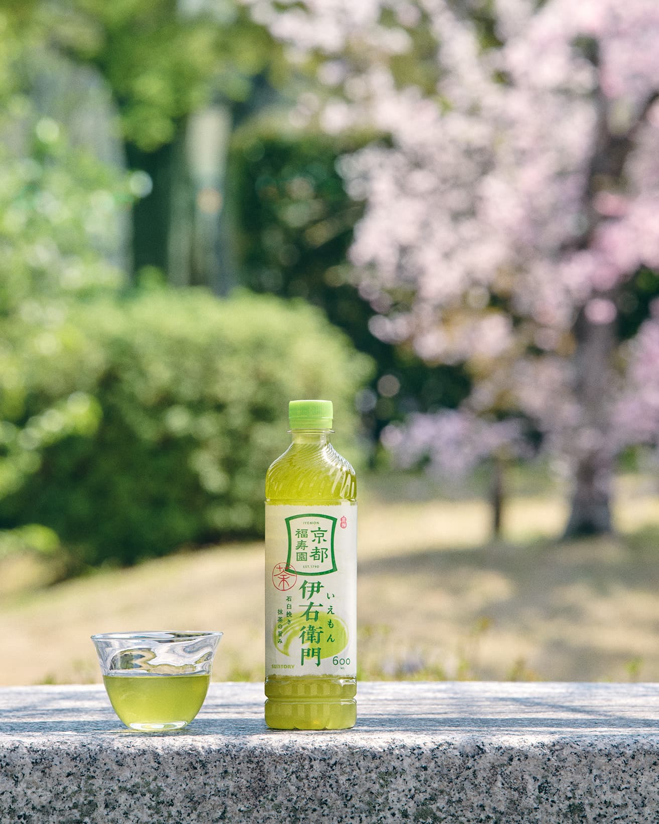 うららかな春の日の〈京都市京セラ美術館〉日本庭園にて。ペットボトル280㎖：155円、350㎖：160円、500㎖：164円、600㎖：180円、2ℓ：430円（希望小売価格・税別）。