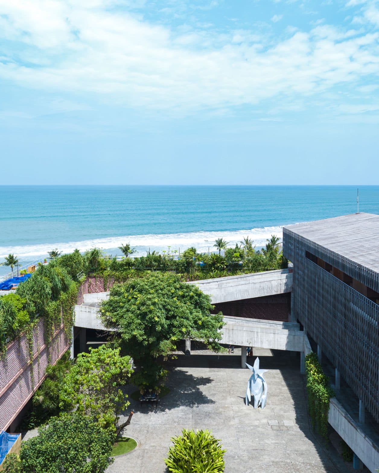 【最新号ちょい見せ】建築×アート×サステナビリティ。時代の先を行くバリ島の絶景宿、〈DESA POTATO HEAD〉。