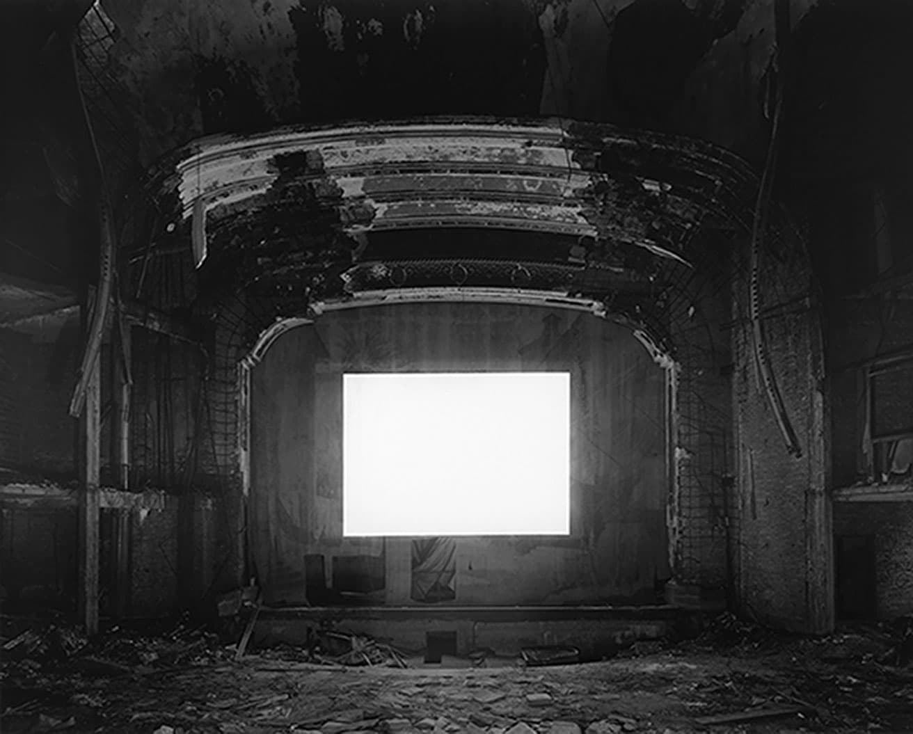 杉本博司《パレス・シアター、ゲーリー》2015年  ゼラチン・シルバー・プリント 119.4×149.2cm　(c) Hiroshi Sugimoto / Courtesy of Gallery Koyanagi
