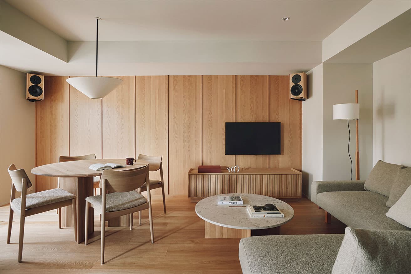 オーディオに芦沢がデザインした〈Dynaudio〉のHi-Fiスピーカーを使用。