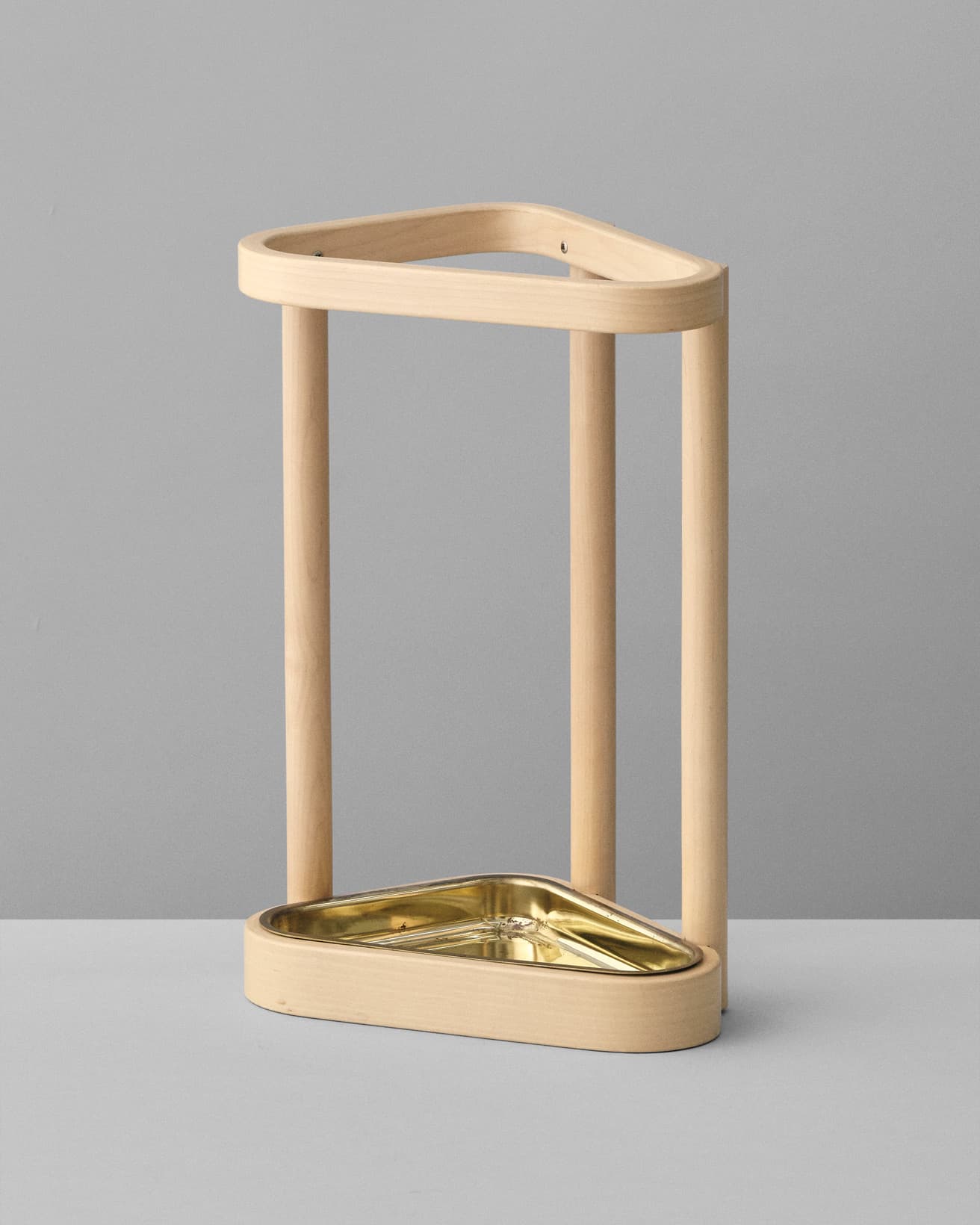 コーナーに置きやすい三角形のフォルム。《傘立て 115》W280×D245×H480mm、95,700円。