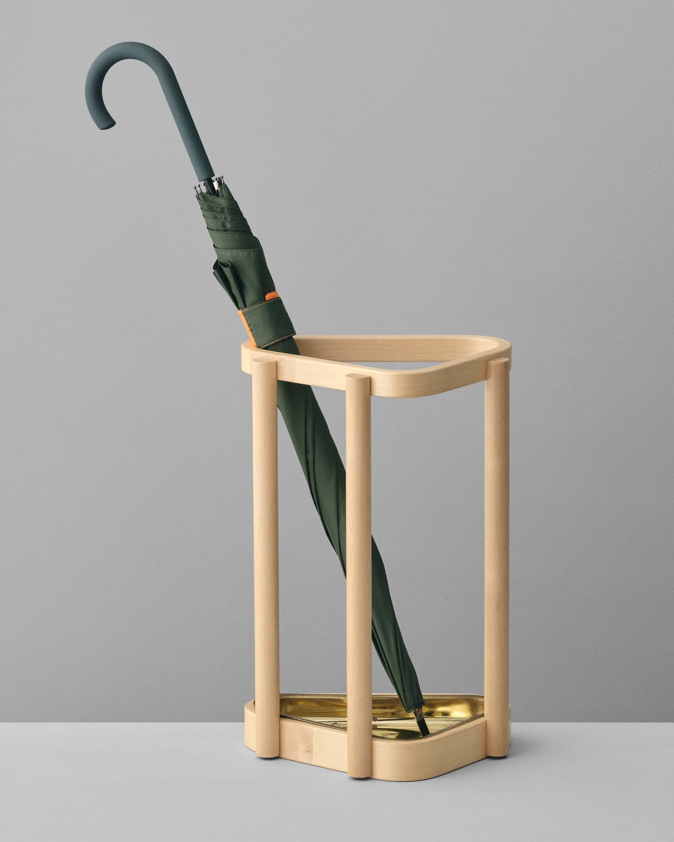 バーチ材をループ型に曲げた部品と3本のポール、真鍮のトレーを組み合わせたシンプルな構造。