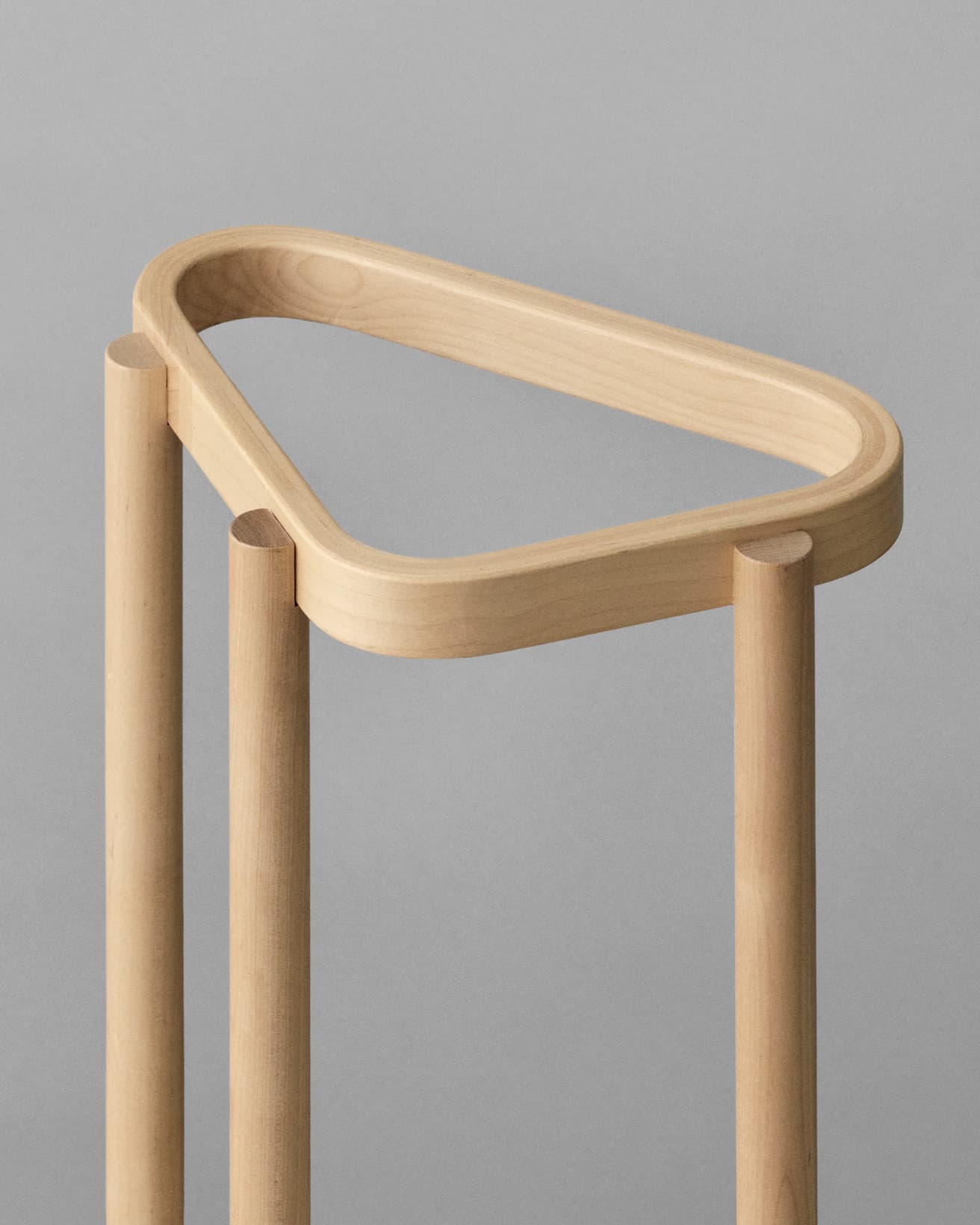 柔らかく曲がった合板は、まるで無垢材のようななめらかな印象を放つ。