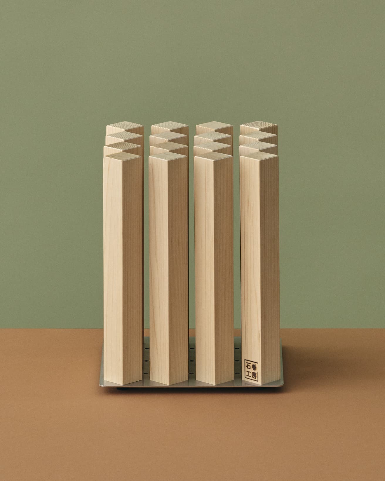 水湿に強く、腐りにくい能登ヒバを採用。美しい木目は気持ちを落ち着かせてくれる。《DROP》37,400円。