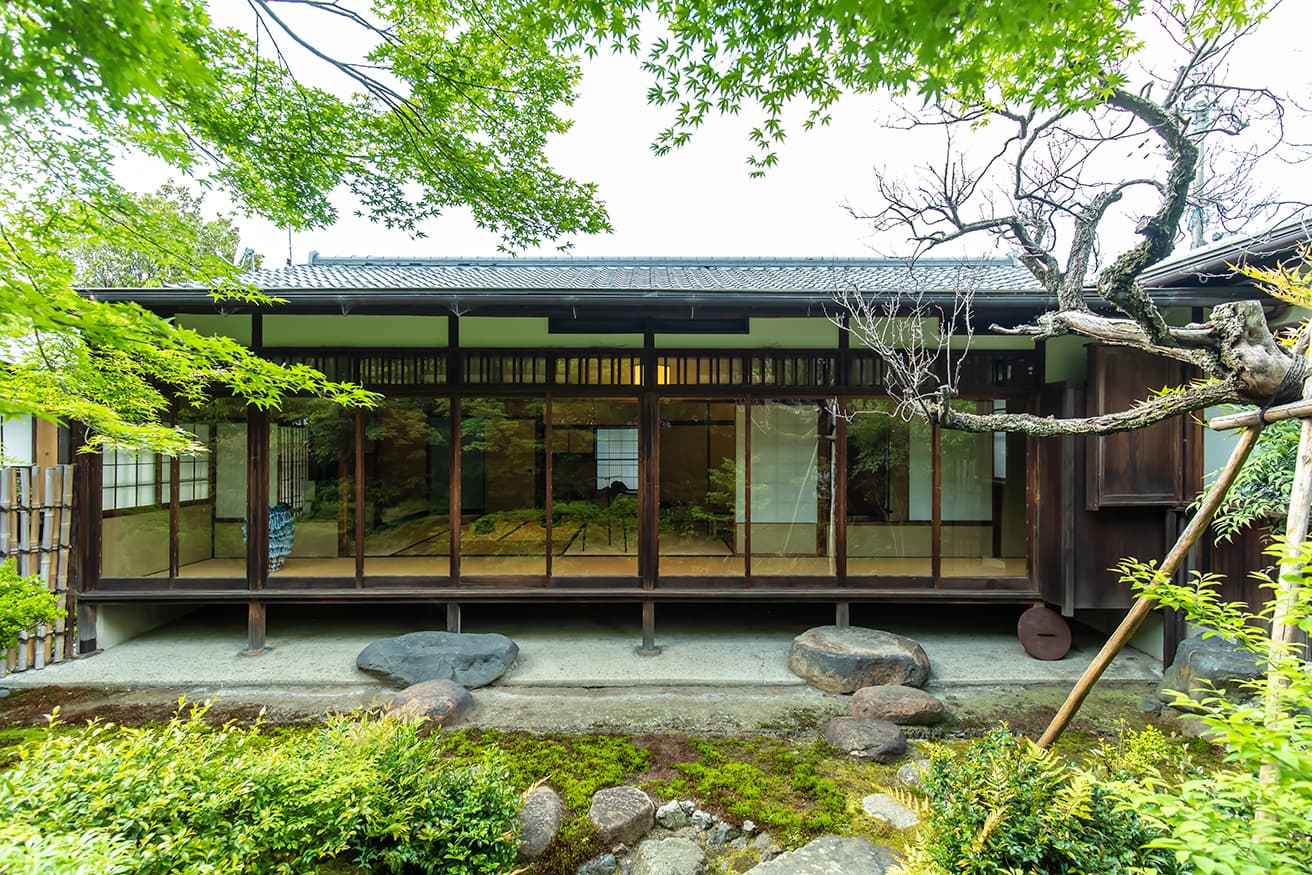庭より窓が連続する居間を見る。滞在時間が長いのも特徴だと八木さん。〈小川家北白川別邸〉は1934年竣工。藤井の晩年作のひとつ。