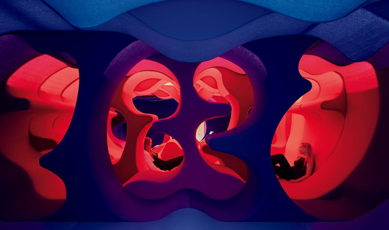 1970年ケルン家具見本市のバイヤー社の《ファンタジー ランドスケープ ヴィジョナ Ⅱ》の復刻版。(c) Verner Panton Design AG Photo: Vitra Design Museum / Franz Wamhof