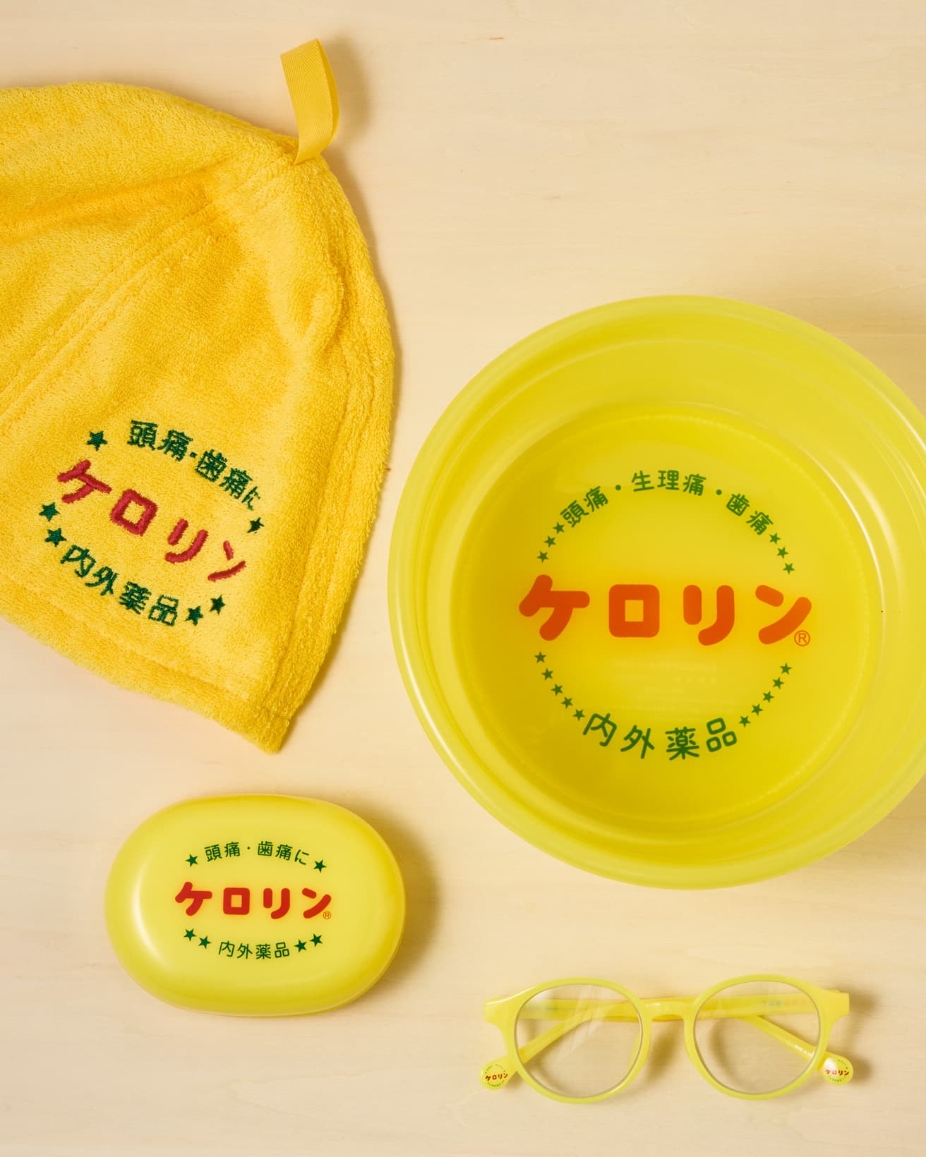 子供が蹴飛ばしても、腰掛けにされてもビクともしない〈ケロリン〉が、遊び心あふれるユニークなグッズを展開。《ケロリン桶》1,870円、《ケロリン 石鹸箱》660円、《ケロリン サウナハット》3,850円。●ケロリン公式 富山の薬屋さん https://kerorin.jp/、《ケロリンお風呂メガネ（ケース付き）》6,578円〜。●メガネストアー  https://meganestore.co.jp/kerorin-ofuro-megane/。