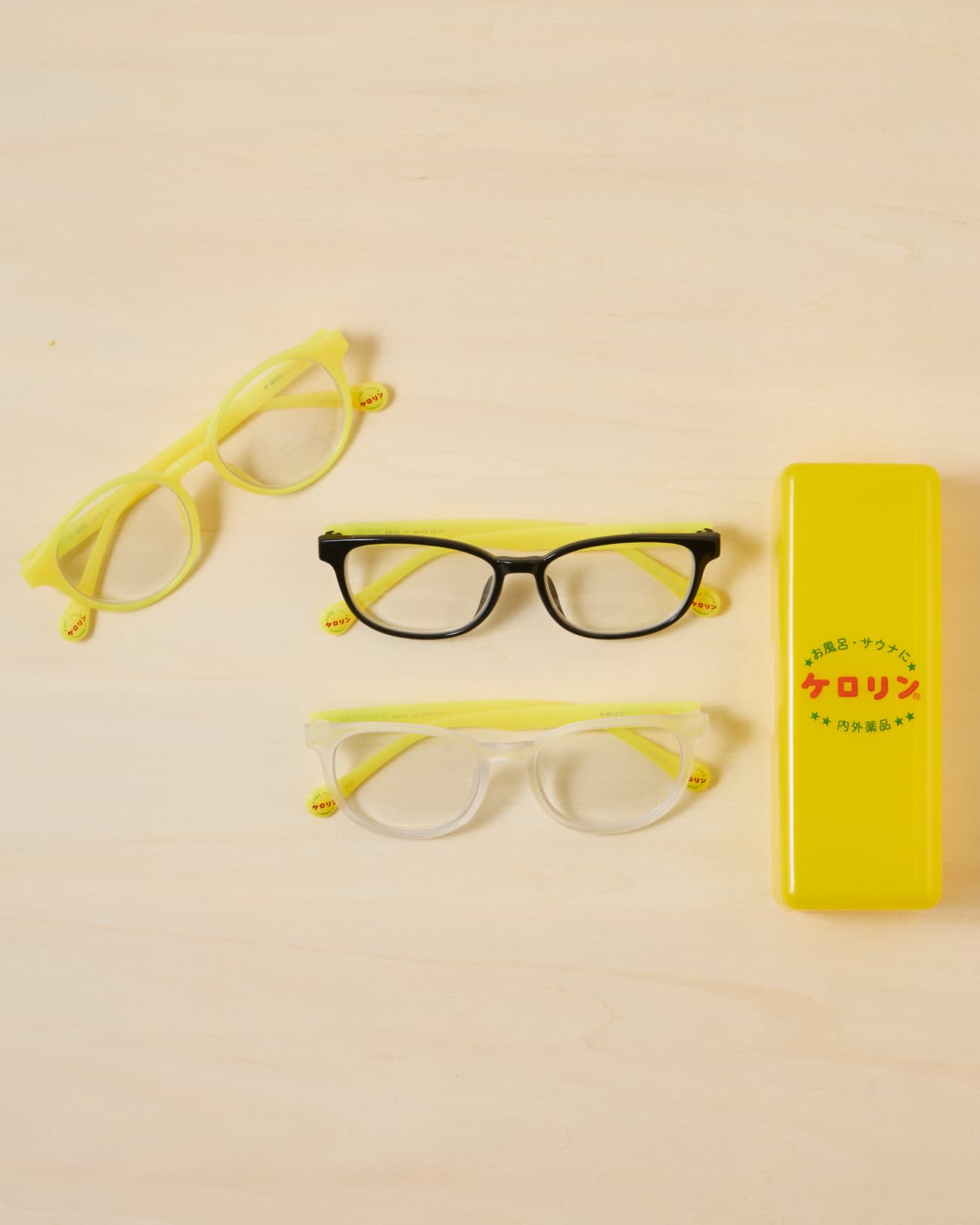 金属製パーツ不使用のため、濡れてもサビる心配はなし。全3モデル・それぞれ選べる度数を7種類を取り揃える。ケロリン桶のような専用ケース付き。