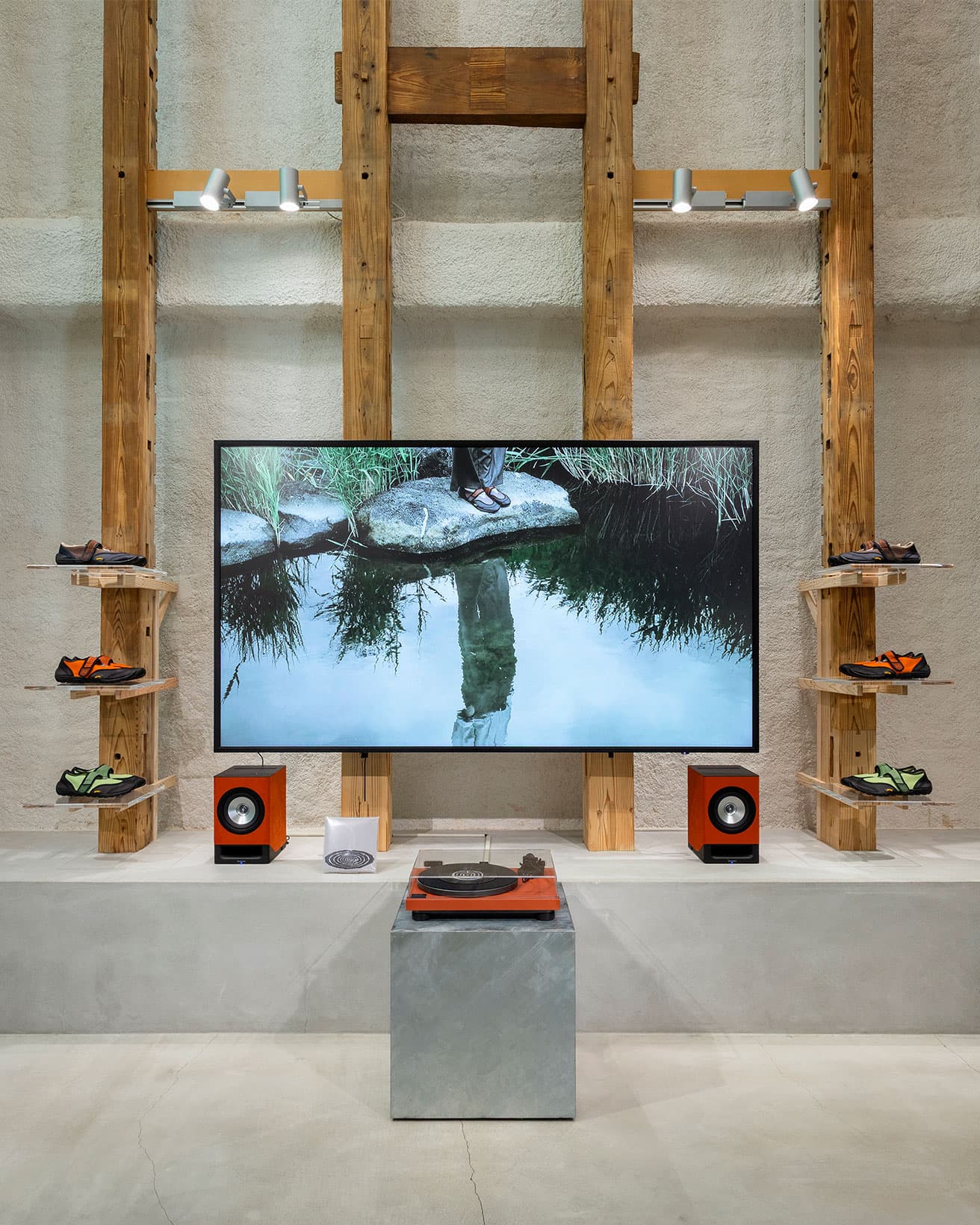 〈T-HOUSE New Balance〉では、《TOKYO DESIGN STUDIO New Balance MT2》のキャンペーンムービーと岡田拓郎によるオリジナル楽曲「Still Water」を体感できる展示を開催。オフショット映像の上映やレコードでの試聴も楽しめる。