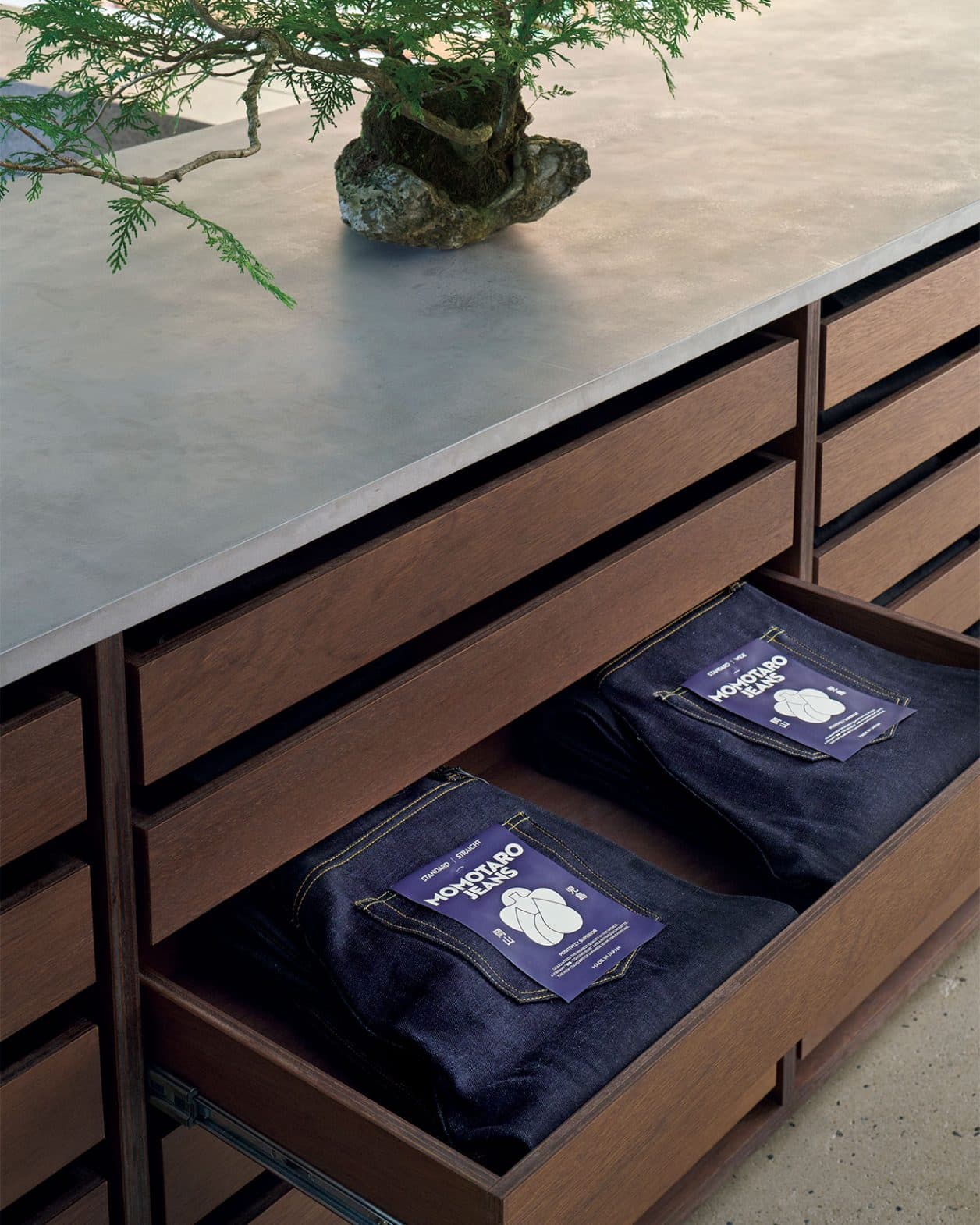 岡山発の〈MOMOTARO JEANS〉が福岡に初出店！ 店舗設計は青木淳・品川雅俊率いる〈AS〉。