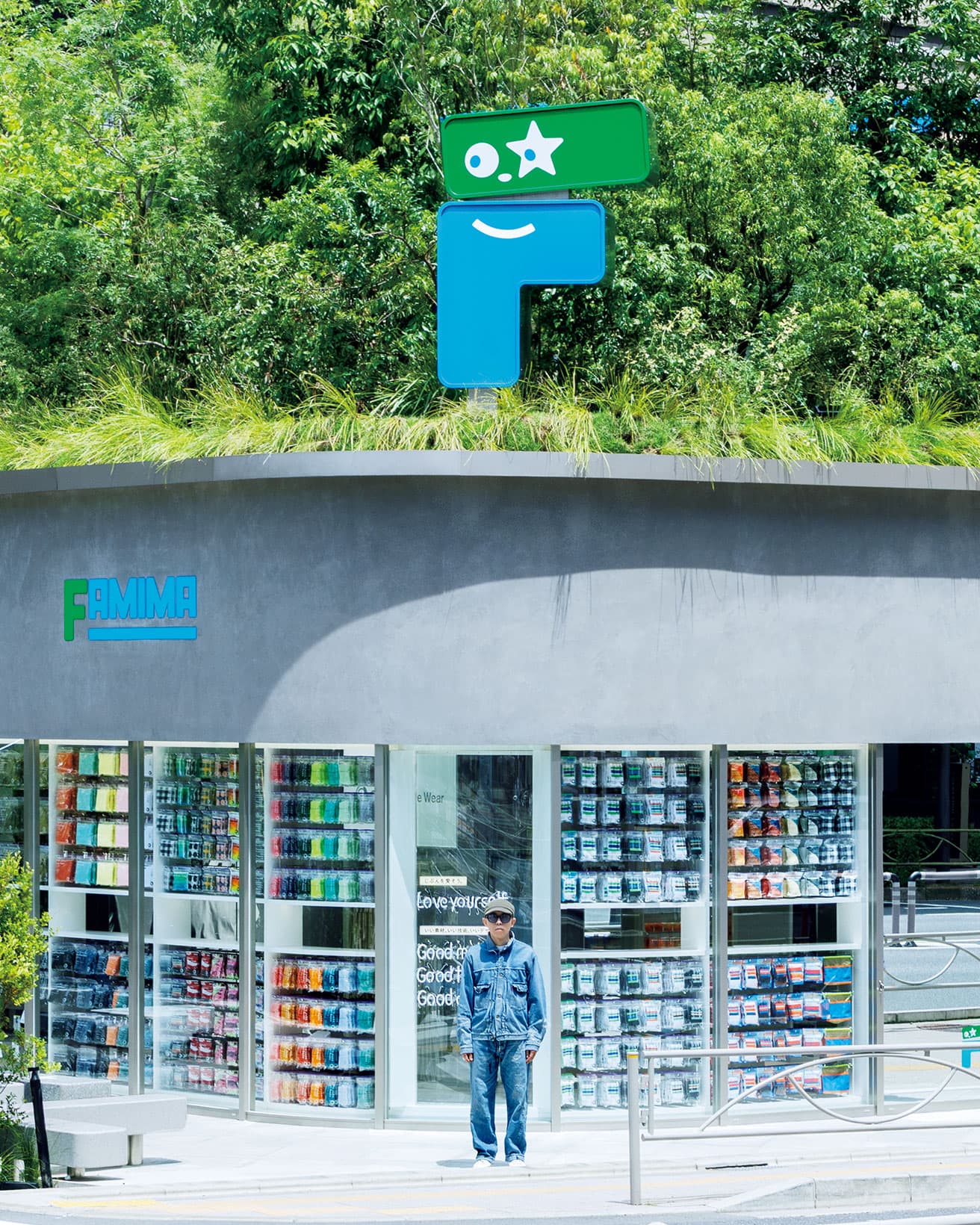 ついにオープンした〈FAMIMA PARK AZABUDAI〉とNIGO®。新しいロゴやサインは夜間に光を放つ。屋上にあるF字型の公式キャラクターは、目が「太陽と星」になっている。