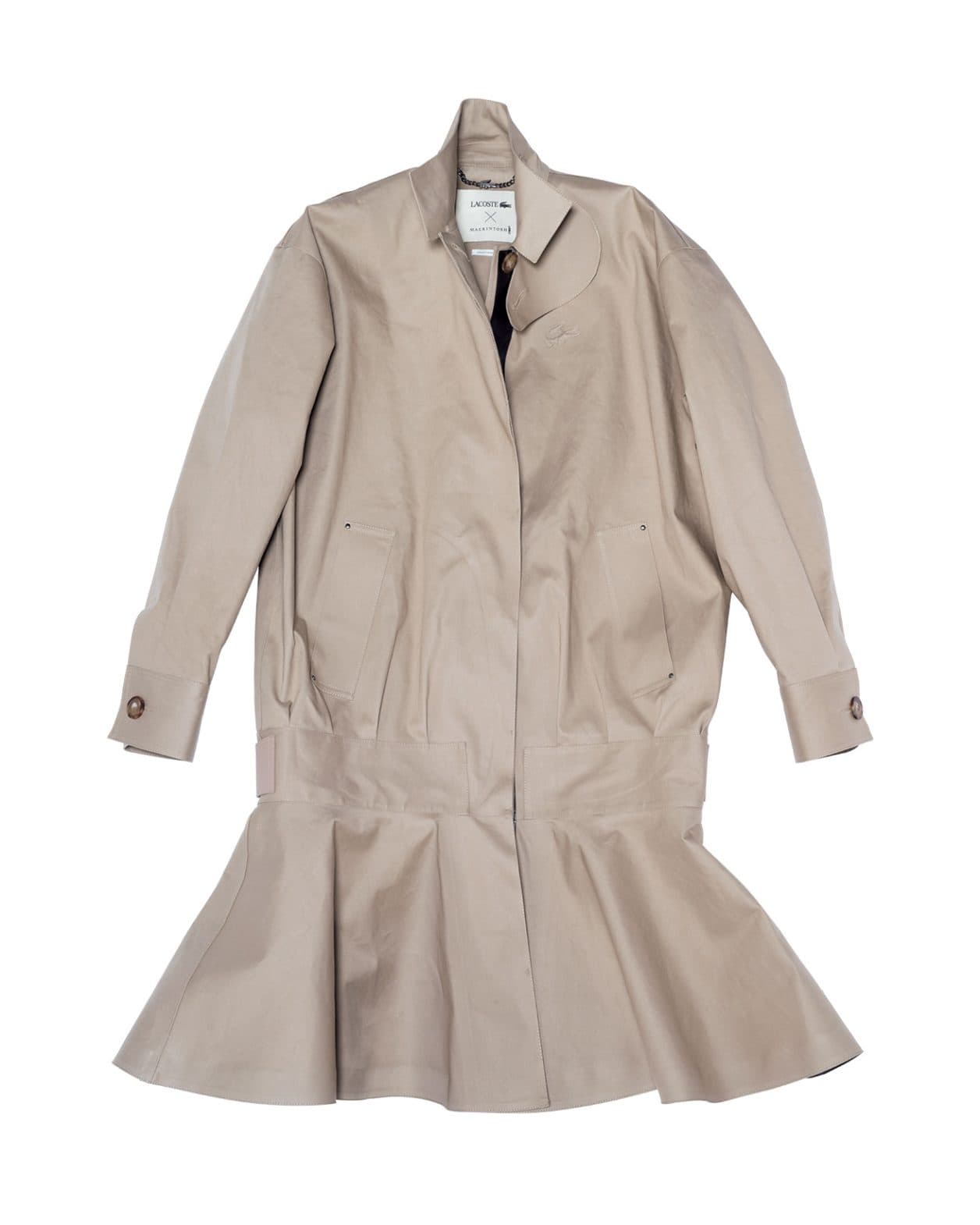 〈MACKINTOSH〉と〈LACOSTE〉がコラボレーション。トラックジャケットとスカートが一着に⁉︎