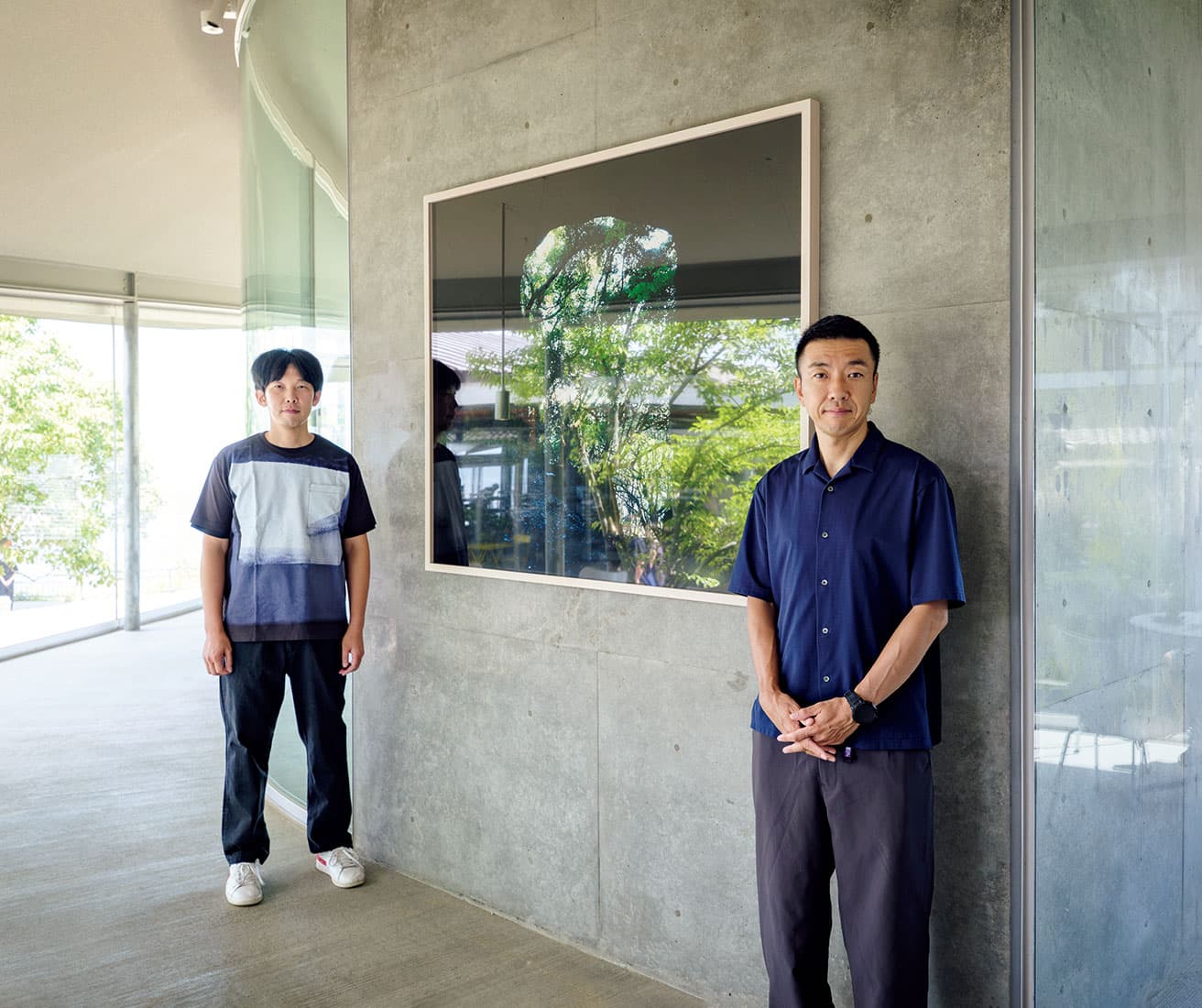 日本建築学会賞を受賞した周防貴之と写真家・石川直樹。photo_Kiyoshi Nishioka 