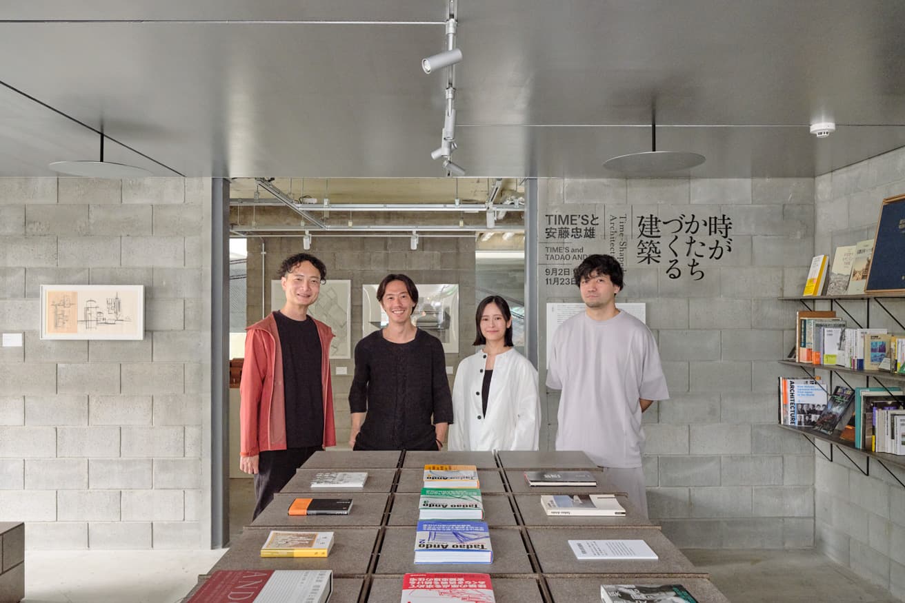 ライブラリースペースにて、左から以倉敬之、服部大祐、服部さおり、甲斐貴大。