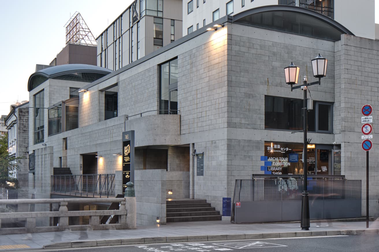 三条通りに面する名建築、〈TIME’S〉に位置する。