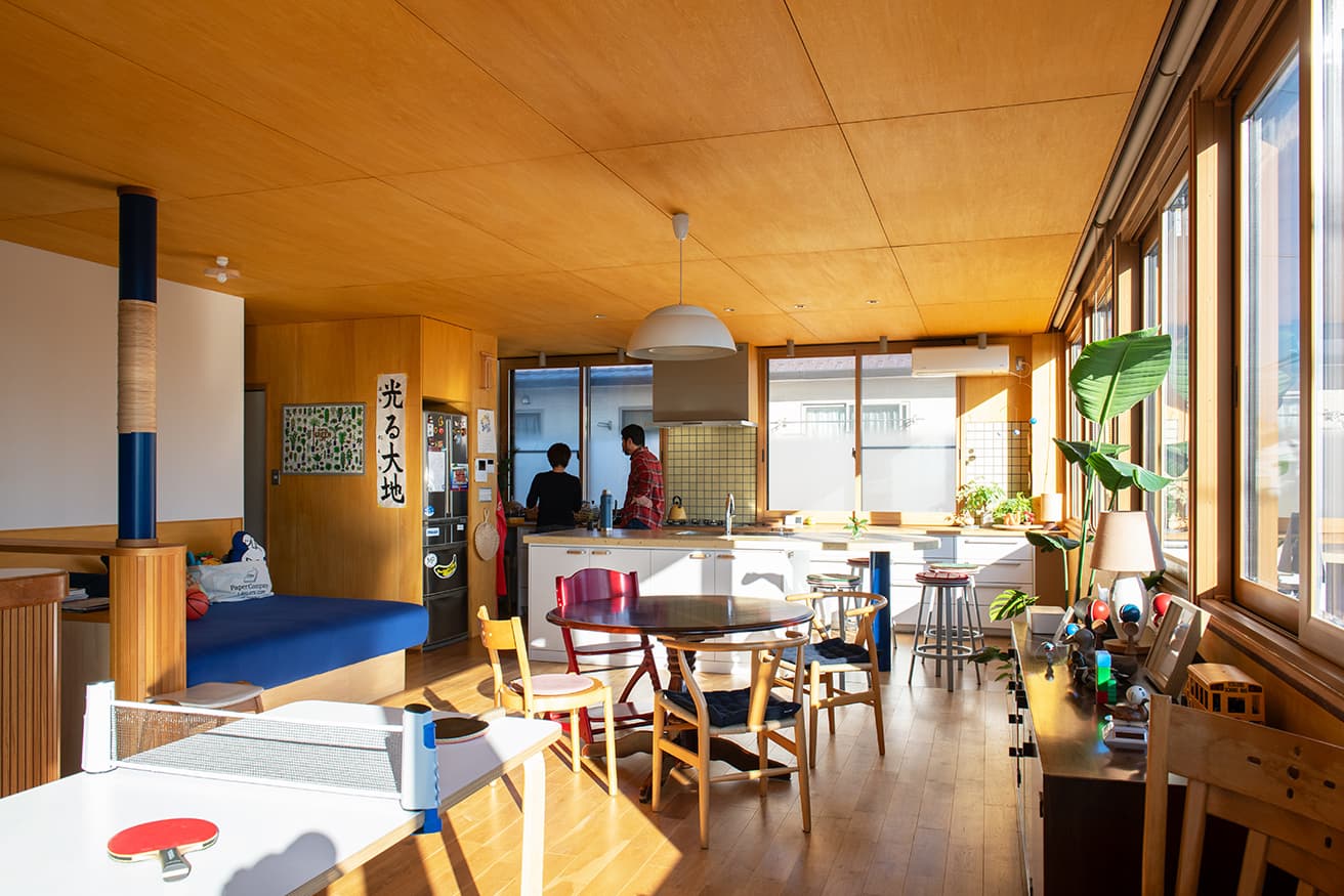 松本さんの自宅。部屋の3面が窓になっているリビングには気持ちよく陽光が射し込む。「窓枠とガラスは古いものだったので二重サッシに取り替えました」