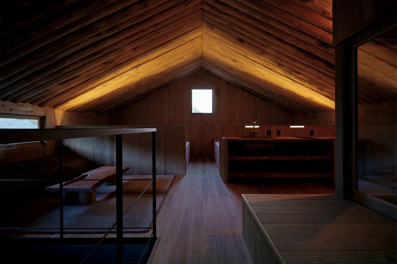 2階のリビング空間。あえて小さな開口部がコンセプトである倉のイメージを喚起。