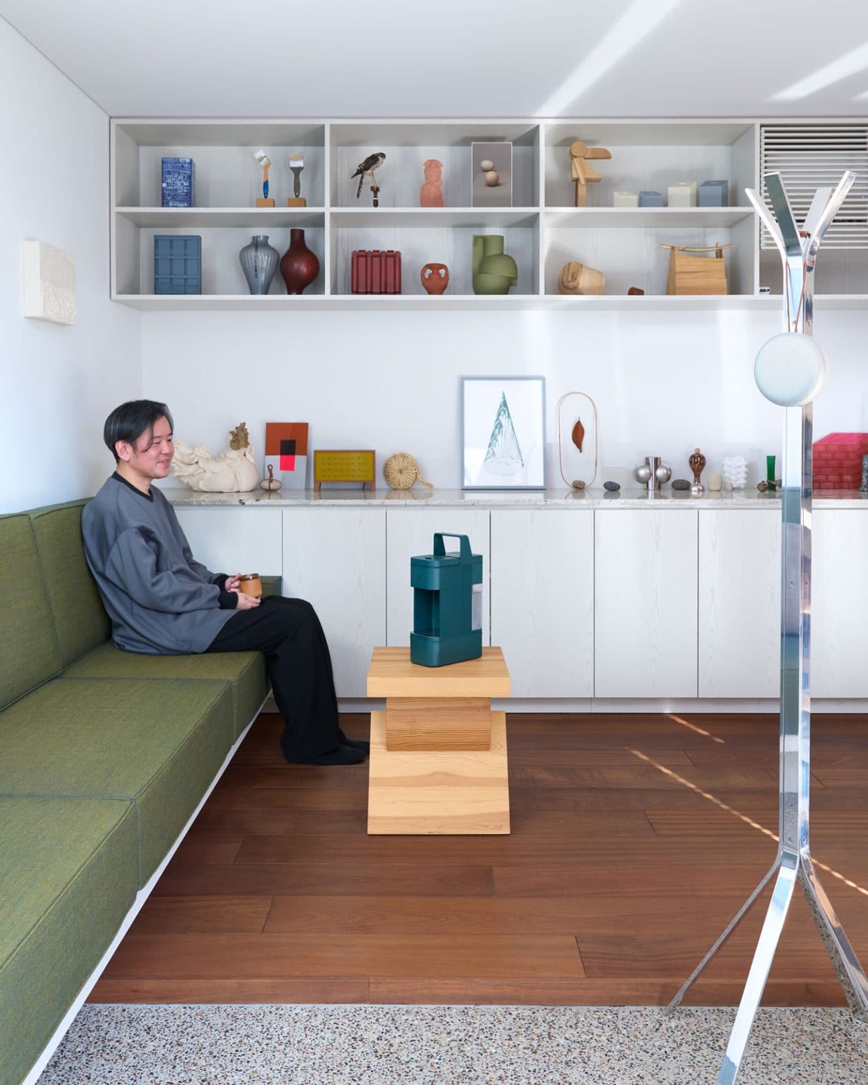 山田遊の自邸に美しく馴染む、二俣公一デザインの《DRIP POD YOUBI》。