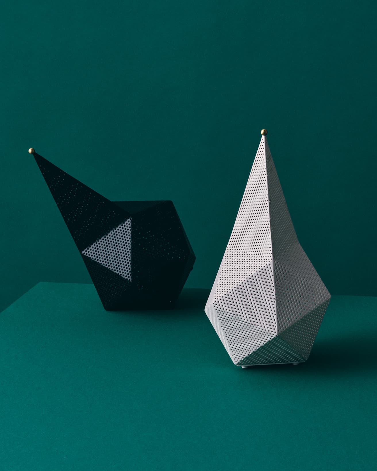 先端につけられた金色のパーツがタッチセンサーになっており、3段階で調光を操作できる。