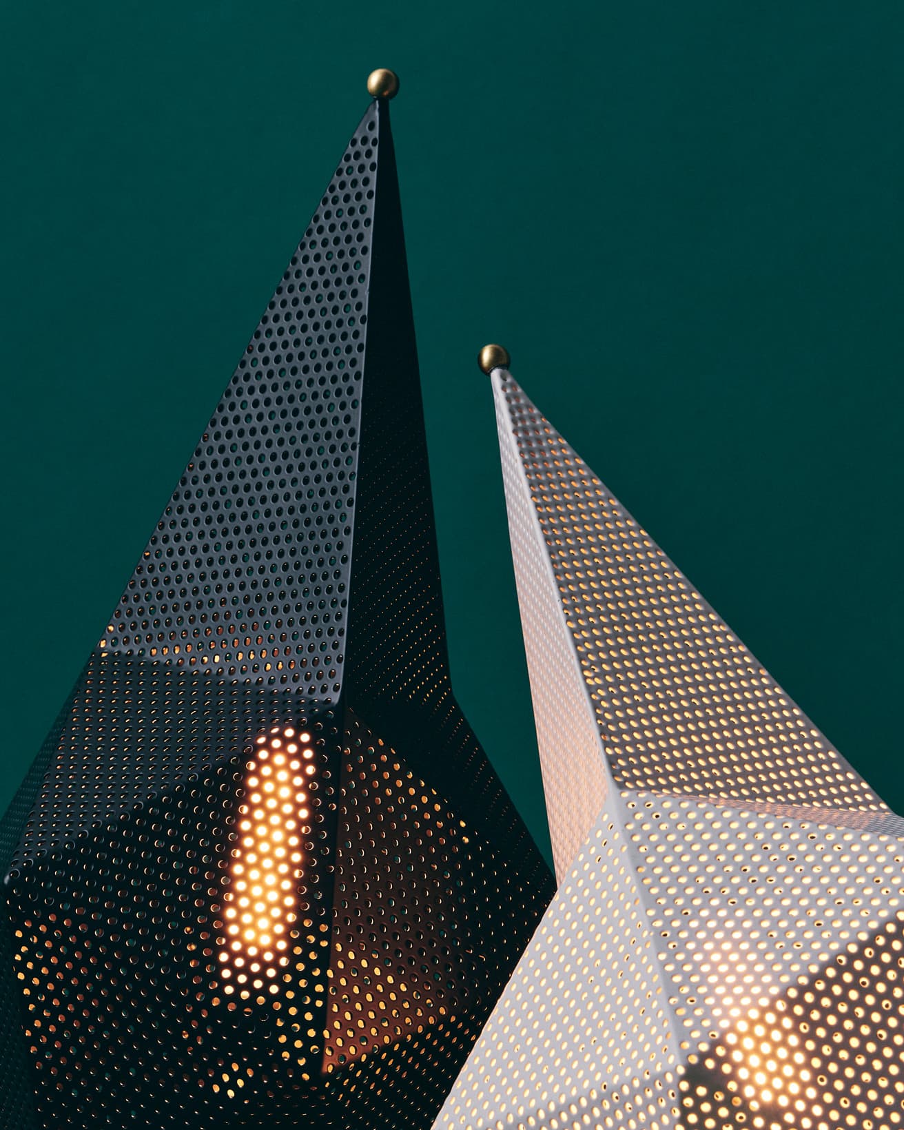 見る角度によって大小さまざまに異なる光の粒がメッシュから漏れ出る。