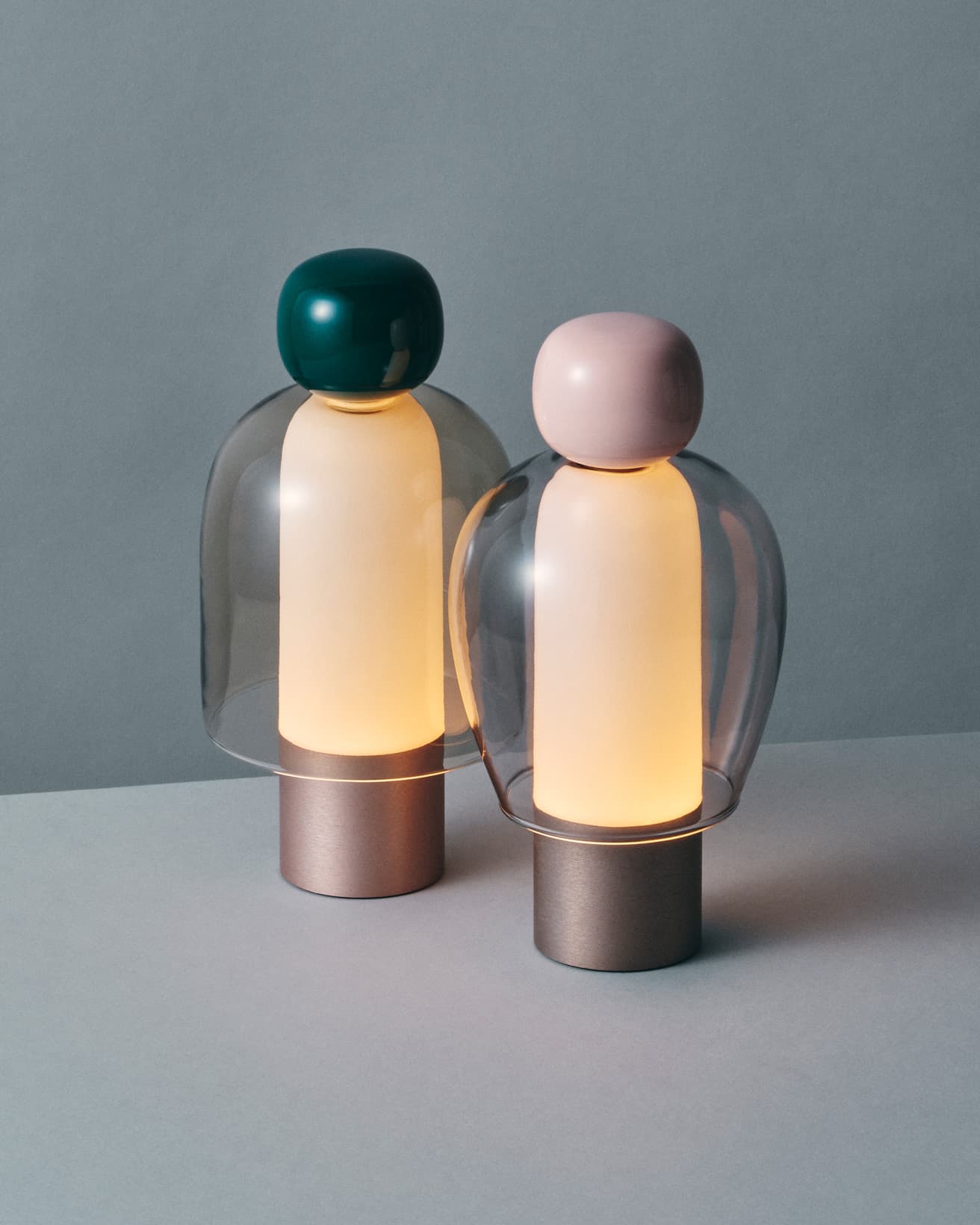 操作はシェード上部についたカラフルなノブを左右にひねるだけ。英語のスラングで「とても簡単」を示す《イージーピージー》というネーミングも、操作性のしやすさを反映したもの。