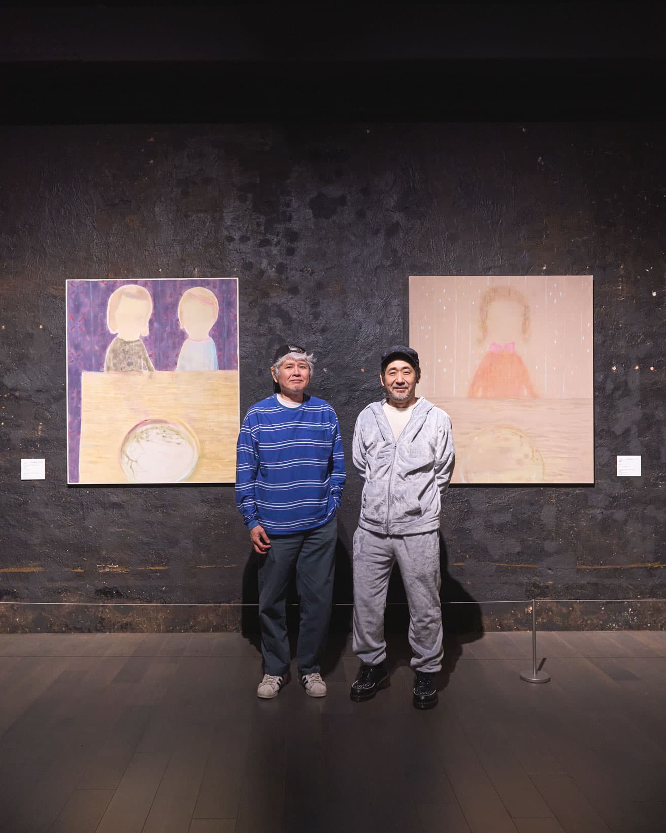 同時開催中のコレクション展には、杉戸（右）と奈良（左）が共作した絵画と彫刻の原型も展示。左：シャギャーン（奈良美智＋杉戸洋）《「スパイダー」のためのスケッチ》（2004）　右：シャギャーン（奈良美智＋杉戸洋）《無題》（2004）いずれも杉戸洋氏蔵。「全く違うタイプだから、一緒に作品が描ける」（奈良美智）。