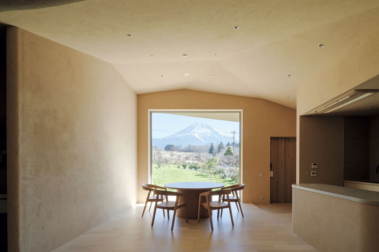 「燈 - Töu -」リビング。大きな窓で額縁のように富士山を切り取る。