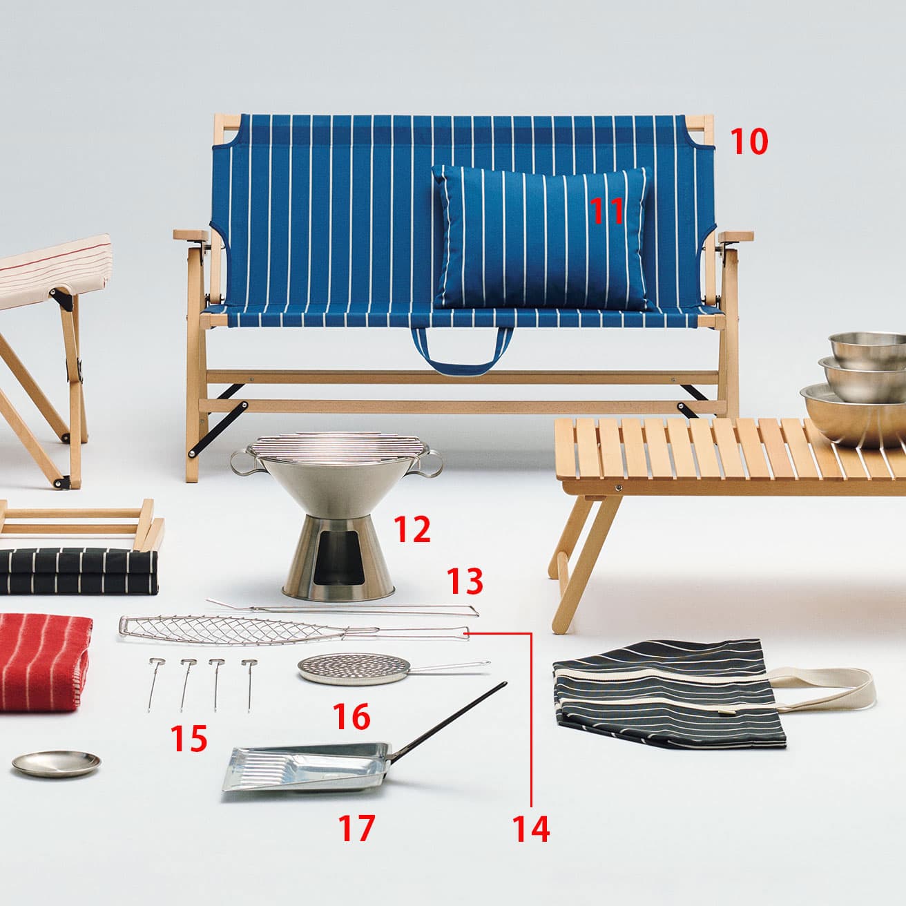10 《Folding Sofa》66,000円。11 《Cushion》7,700円。12 《BBQ》31,900円。13 《BBQ Tongs》4,180円。14 《BBQ Fish Grill》4,730円。15 《BBQ Skewer | Set of 4》3,960円。16 《Toaster Pan》2,530円。17 《Dust Pan》参考商品。