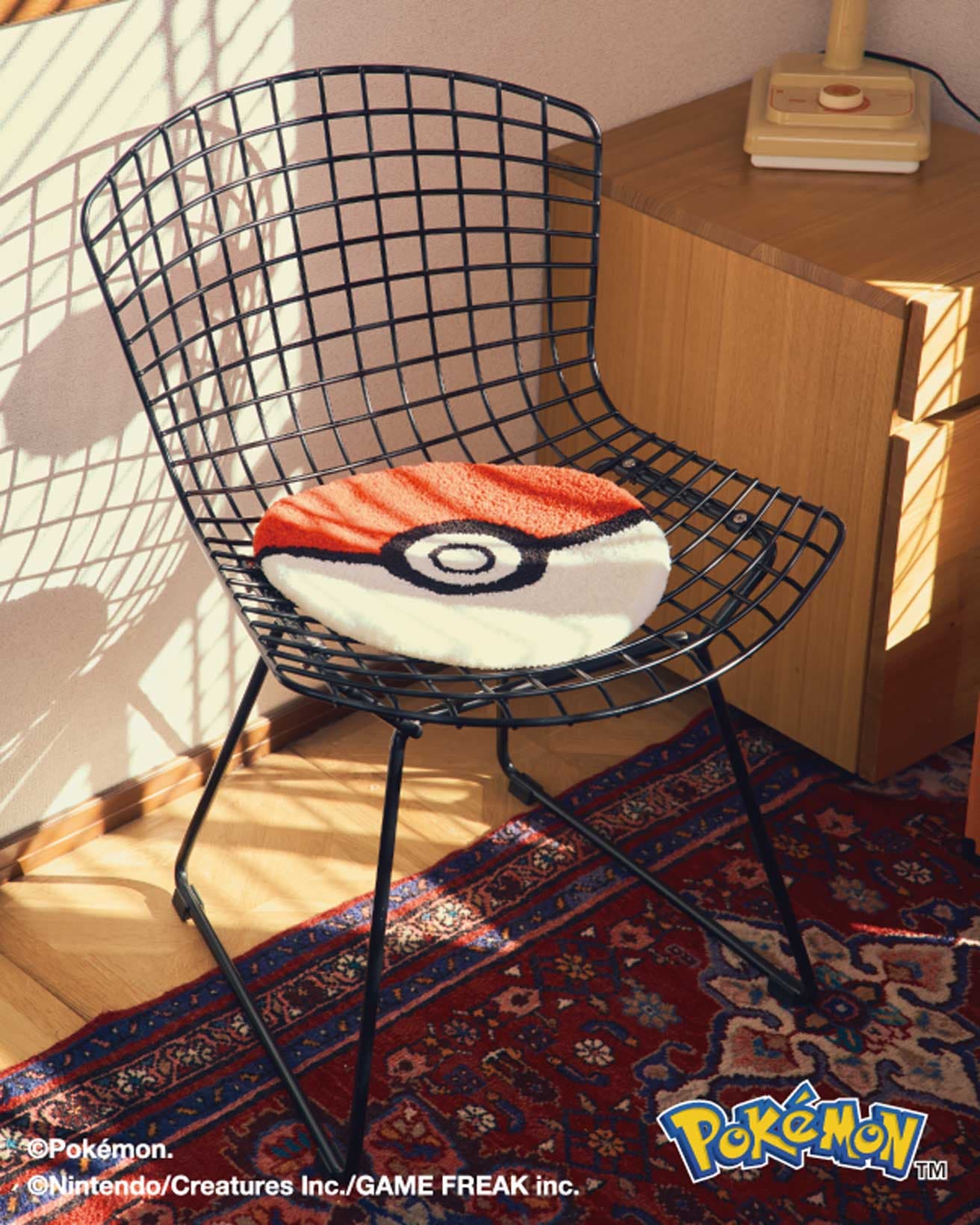 モンスターボールデザインのラグマットは椅子やスツールなどに最適。