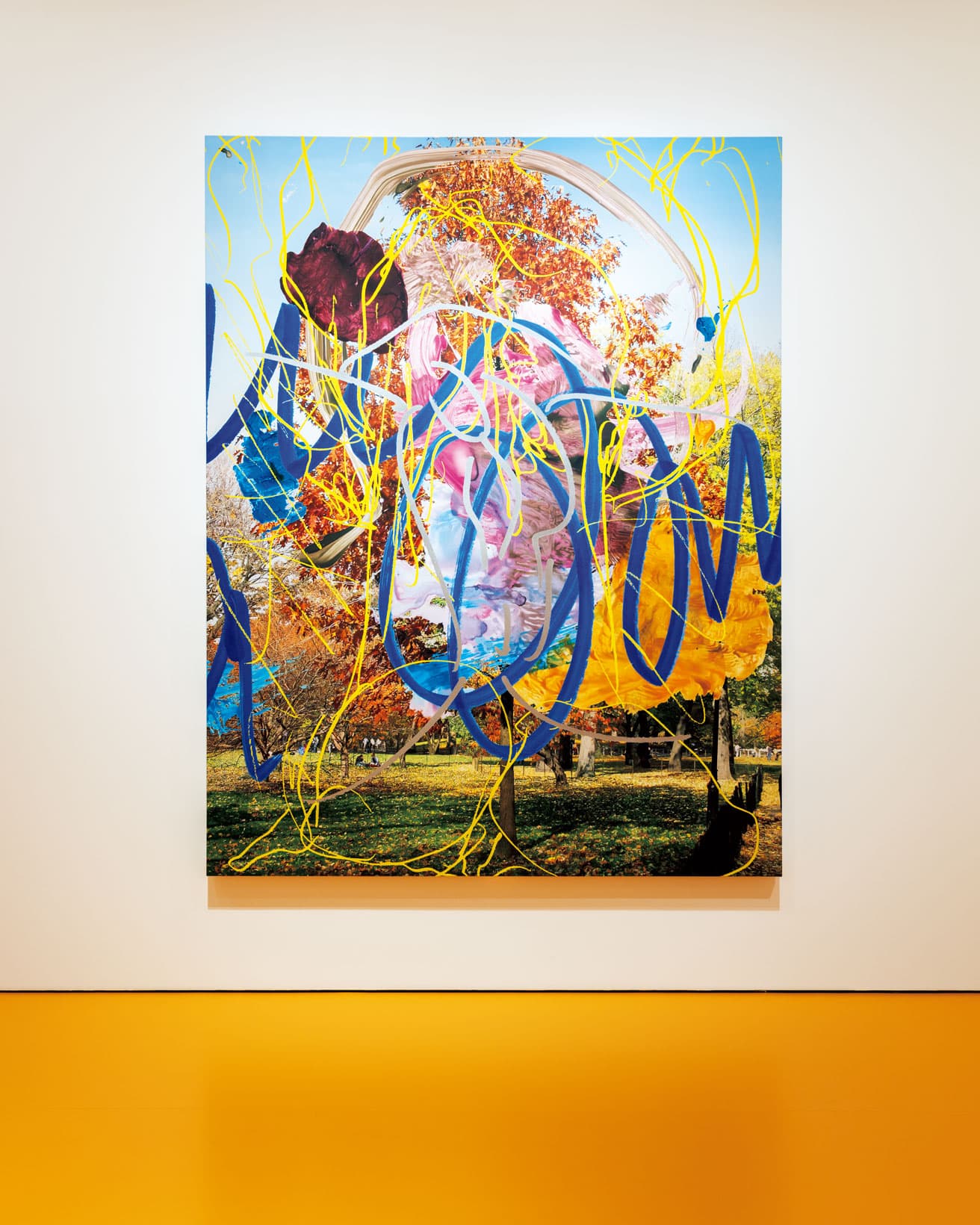 《ランドスケープ（木）Ⅱ（Landscape (Tree) Ⅱ）》（2007）。こちらも「Hulk Elvis」シリーズに連なる大作。油彩で写真と見紛うほど精緻に描かれた公園の風景を、ジャクソン・ポロックへのオマージュともとれる大胆な筆使いの線が覆う。アート史の技法を引き継ぎながら再解釈する。