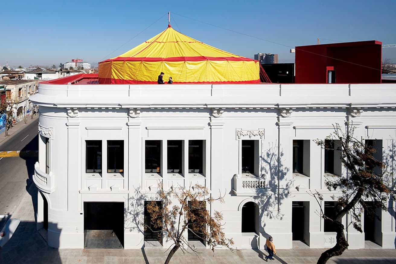 火災と地震で壊れたサンティアゴの集合住宅を、パフォーミングアートの拠点に再生した〈NAVE〉（2015年）photo_courtesy of Cristobal Palma