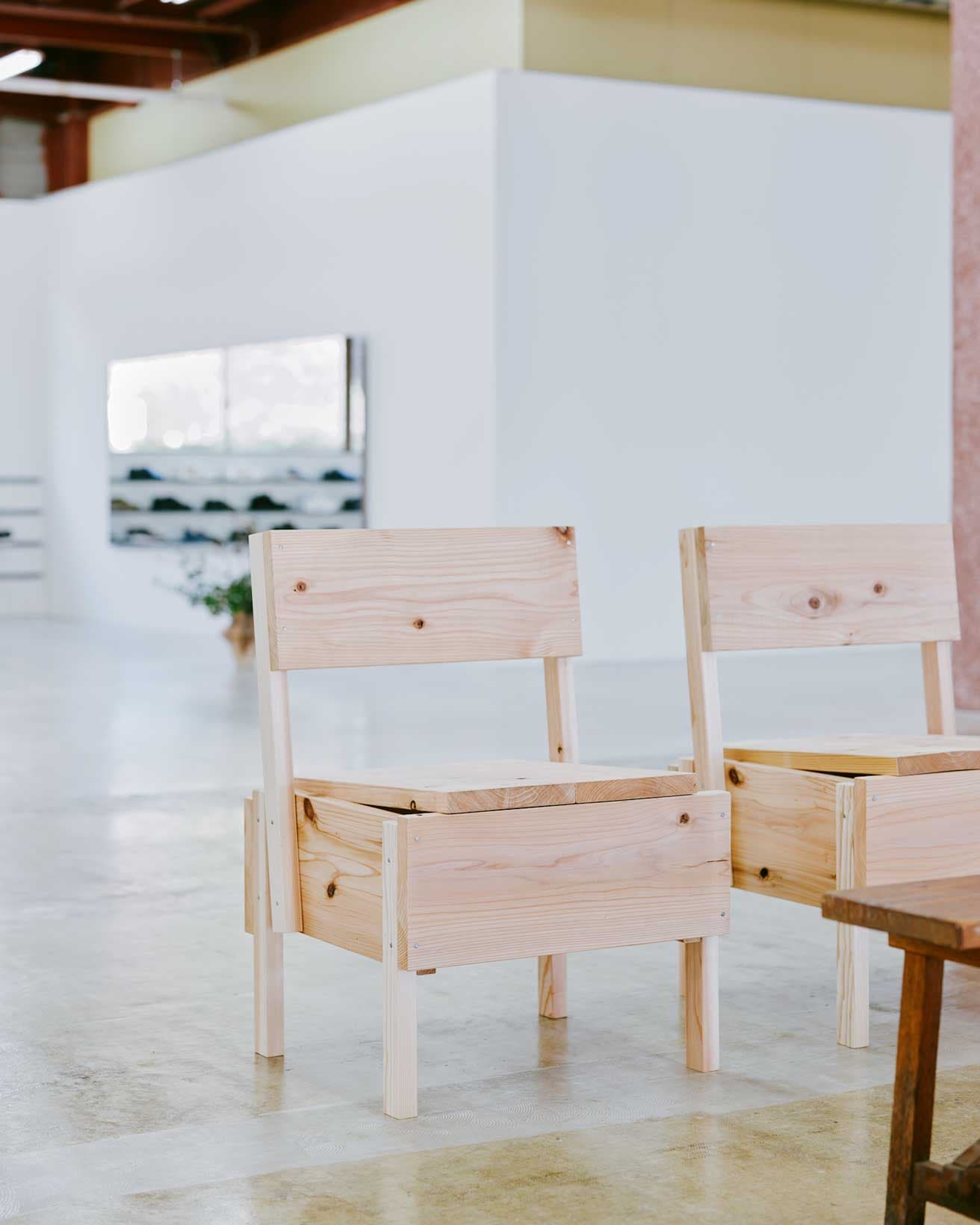 椅子はエンツォ・マーリの《SEDIA 1》のモデル。なんと100脚もの数の椅子を全て社員がDIYした。