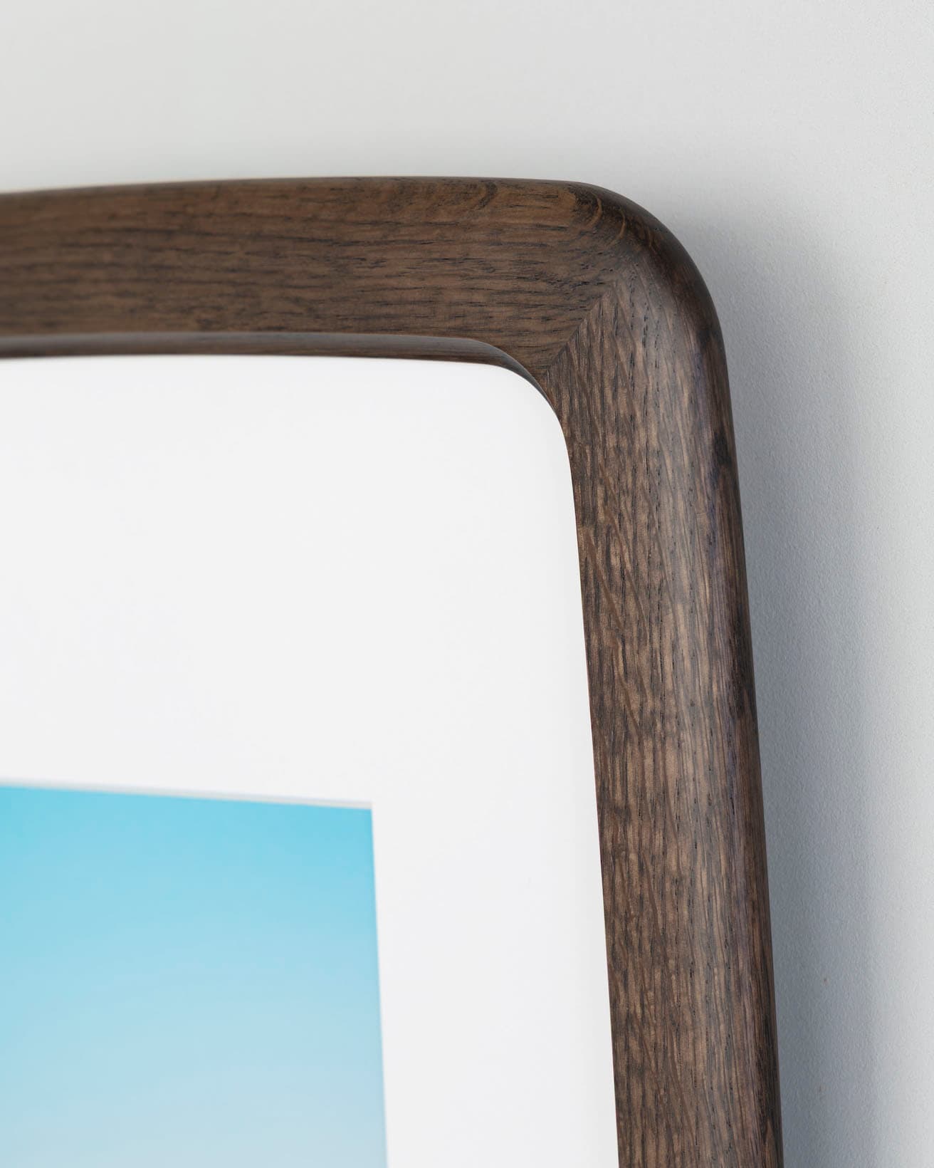 手を伸ばして触れたくなる、天然木ならではの風合いと計算しつくされた曲線が美しい。