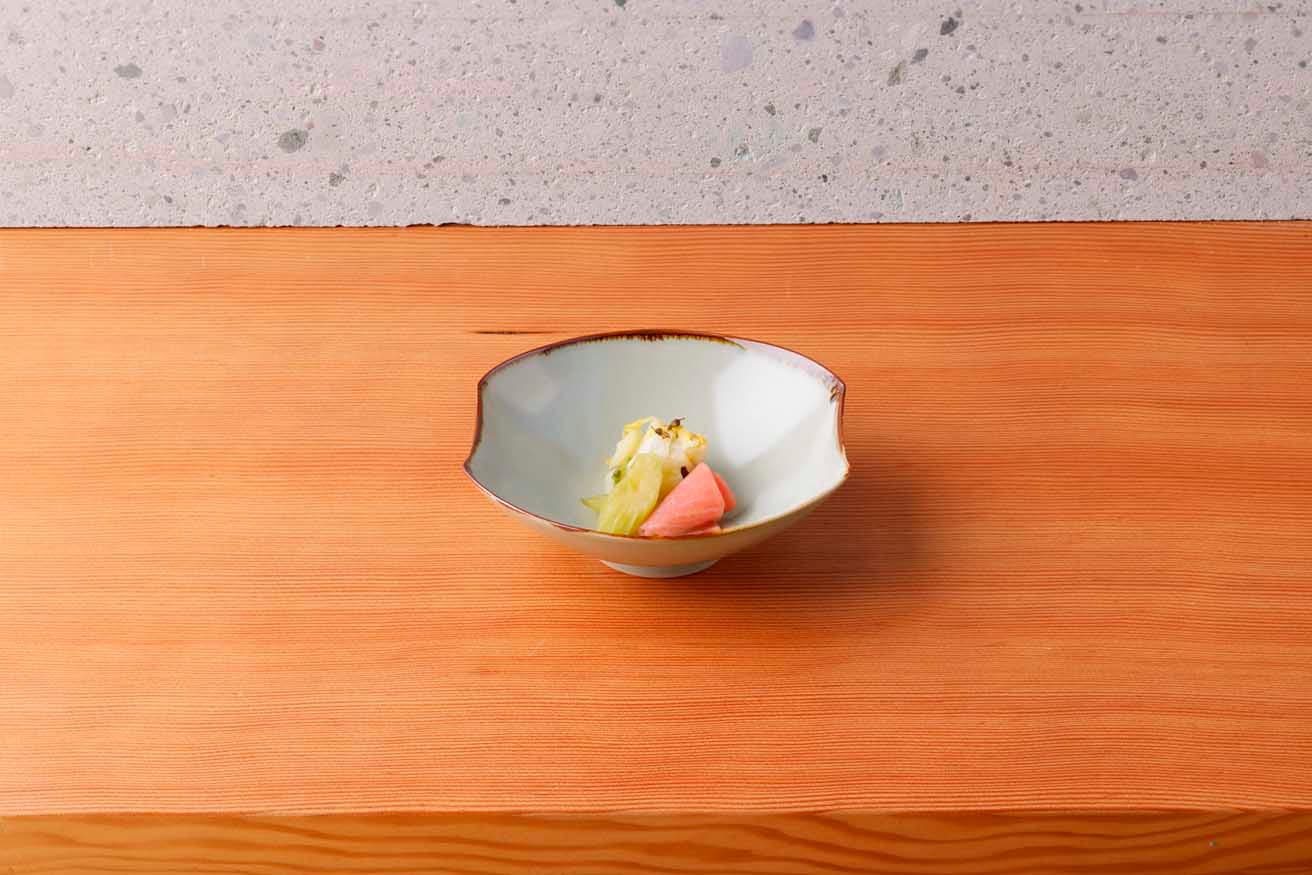 香の物は白菜、セロリ、赤かぶら。ごはんを引き立ててくれる一品だ。
