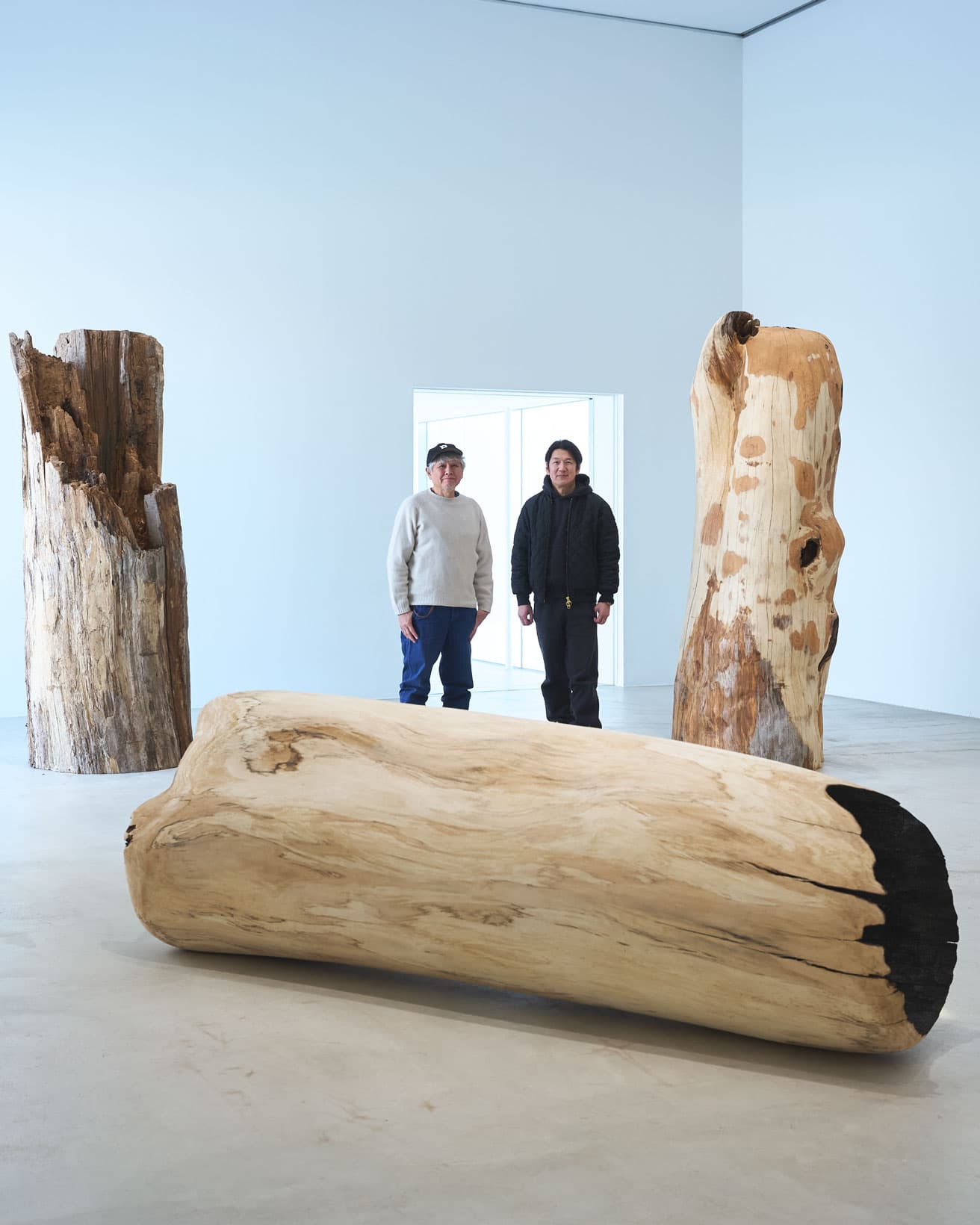 6点の巨木の彫刻が並ぶ《WORMHOLE－時空をつなぐ森－》にて。