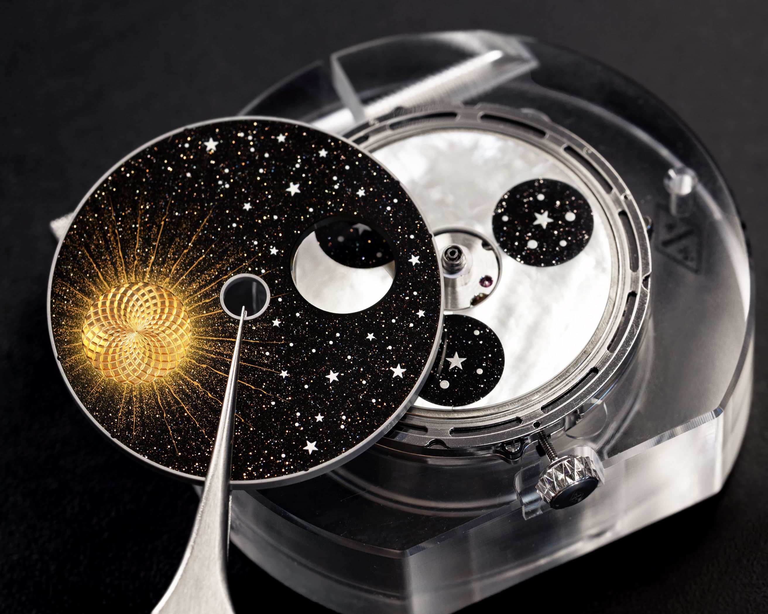 天体の煌めきを刻む〈ヴァン クリーフ&amp;アーペル〉のタイムピース、その内側に宿る美しさの秘密。