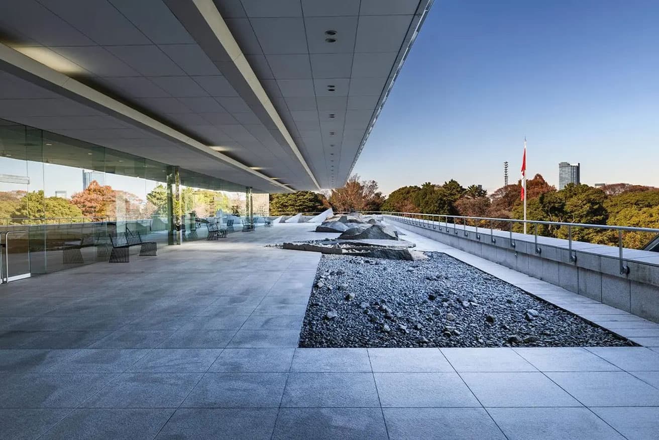 日系カナダ人建築家レイモンド・モリヤマが設計した〈カナダ大使館〉。※特別公開：参加費無料、無料のガイドツアー：4月19日まで抽選申し込み受付中。入館には、本人確認書類（身分証明書）の提示が必須。