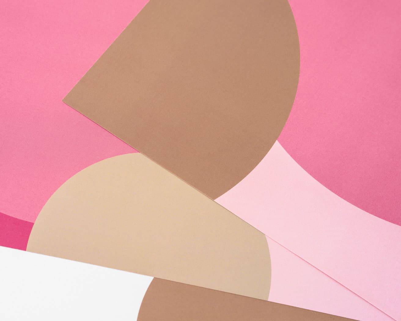 テーマカラーは複数トーンのピンクに、ブラウンやベージュなども加え落ち着いた印象に。