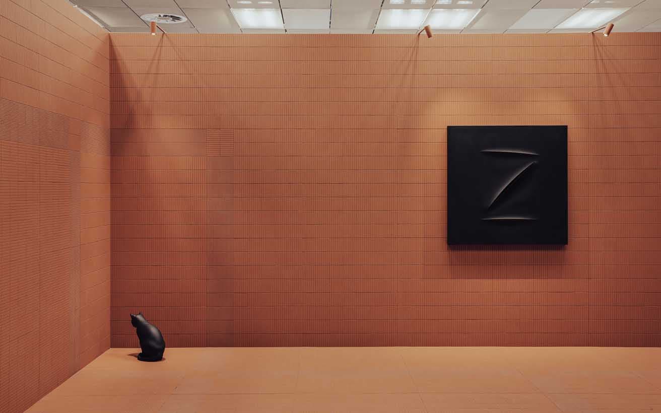 2024年に開催されたイタリア最大級のアートフェア〈アルテフィエラ〉では、『BECAUSE』と題してイタリア人アーティストのマウリッツィオ・カテランとコラボ。ムティナのタイルとともにカテランの代表作《Zorro》（右）と《It》（左）を展示した。
