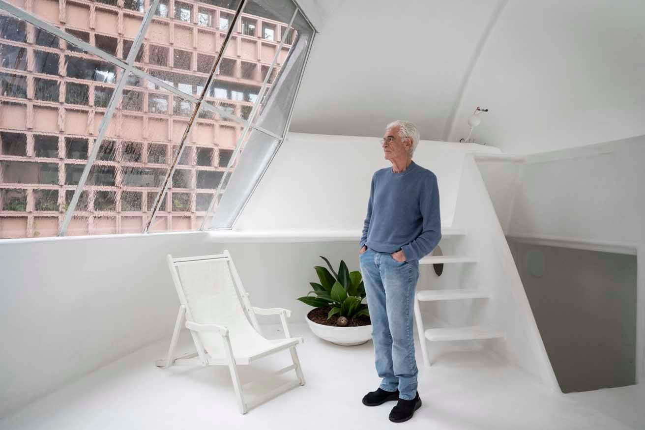 中心に明かり取り窓が備わるドーム型天井のリビングに立つエドゥアルド・ロンゴ。完成当時、近辺には高層建築は無かったと過去を振り返る。