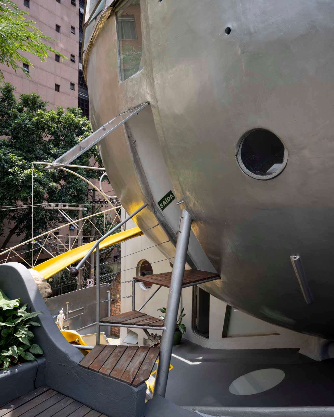 〈カーザ・ボーラ〉に立ち入るための一つの出入り口。奥にある黄色い滑り台は、遊び心で付け足した。