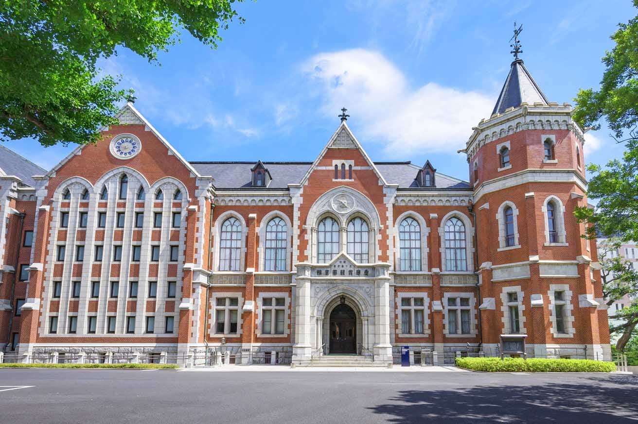 日本で最初の建築家の一人である曾禰達蔵（そね・たつぞう）と中條精一郎が設計した〈慶應義塾　図書館旧館〉。2021年に慶應義塾の歴史を物語る〈福澤諭吉記念 慶應義塾史展示館〉へと生まれ変わった。※特別展示：参加費無料。有料のガイドツアー：4月19日まで抽選申し込み受付中。