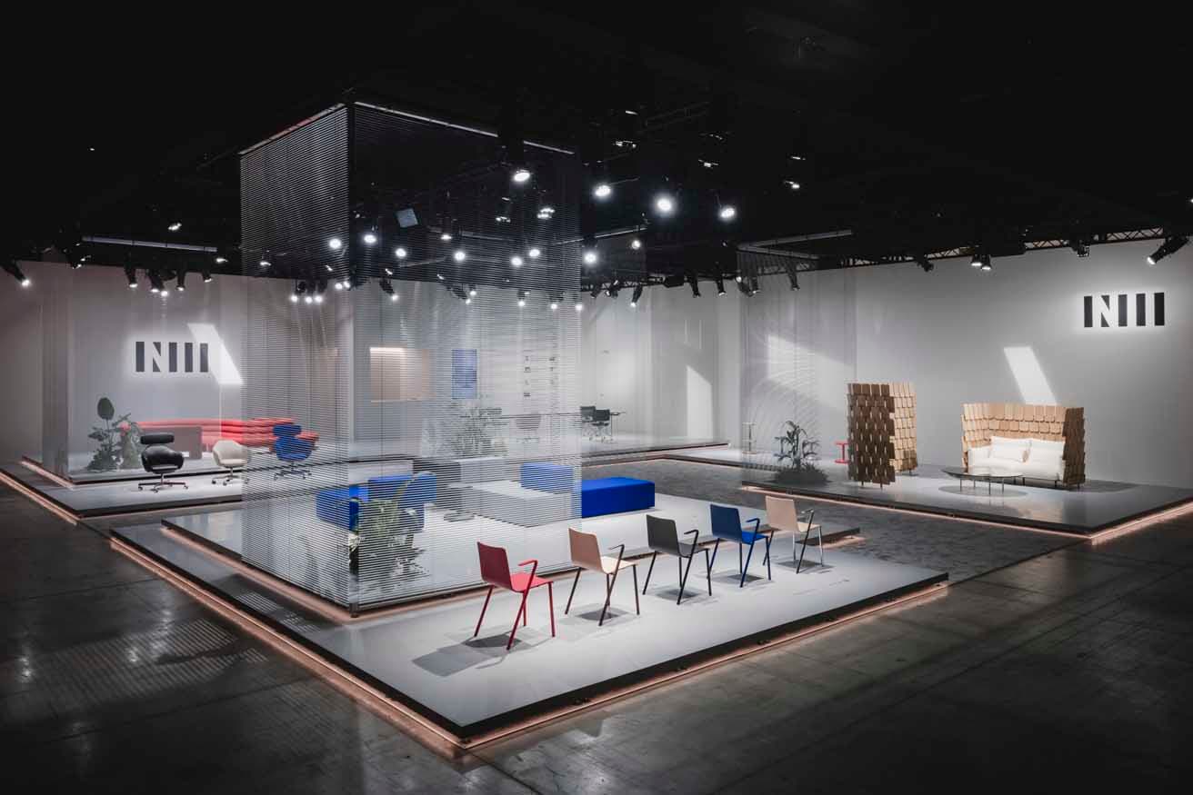 ミラノ家具見本市会場の展示風景。これまでに発表された作品に加え、今回は《HAKUSAN》のほか、イトーキの和田光平、田幸宏崇が手がけた《BIWA》《ALL AROUND》の3製品が新作として展示されていた。　photo_Ooki Jingu