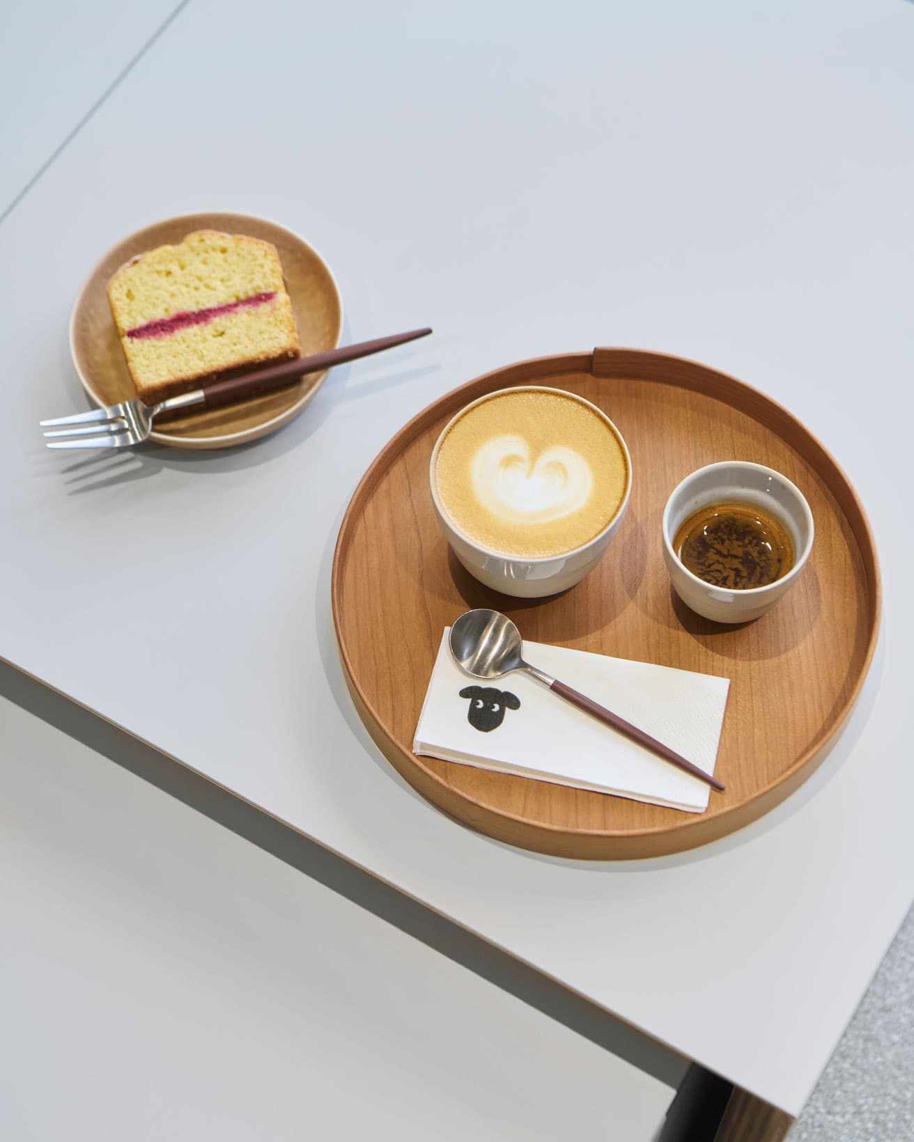 飲み方は、エスプレッソ、ミルク、フィルター、コールドブリューの4種。価格は豆によって異なる。フードには〈ヒグチビクトリアンケーキ〉のケーキなどのスイーツが。「black sheep」は「はぐれもの」を意味する慣用句から転じて、豆の際立った個性を大切にしようと命名。