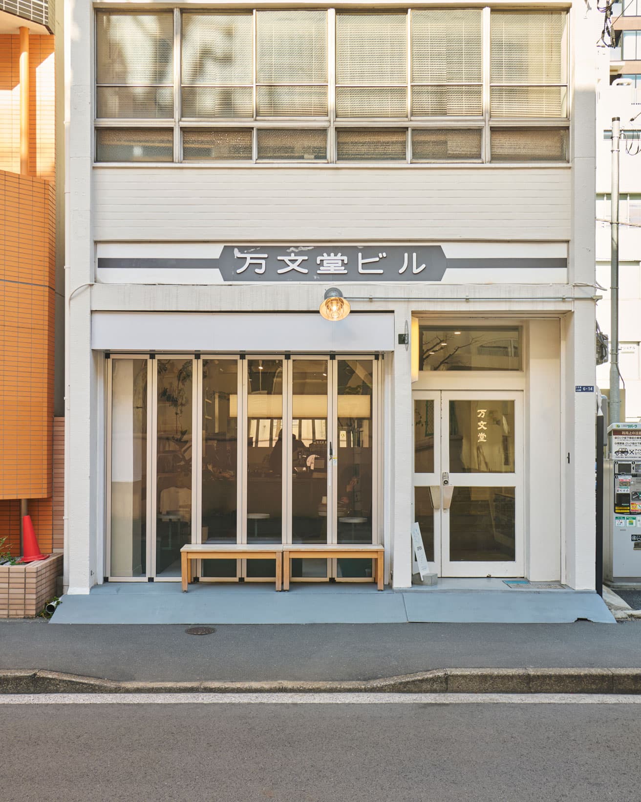〈nexpect〉外観。ビルのレトロモダンな雰囲気を受け継ぎ、小伝馬町にあたたかく馴染む。
