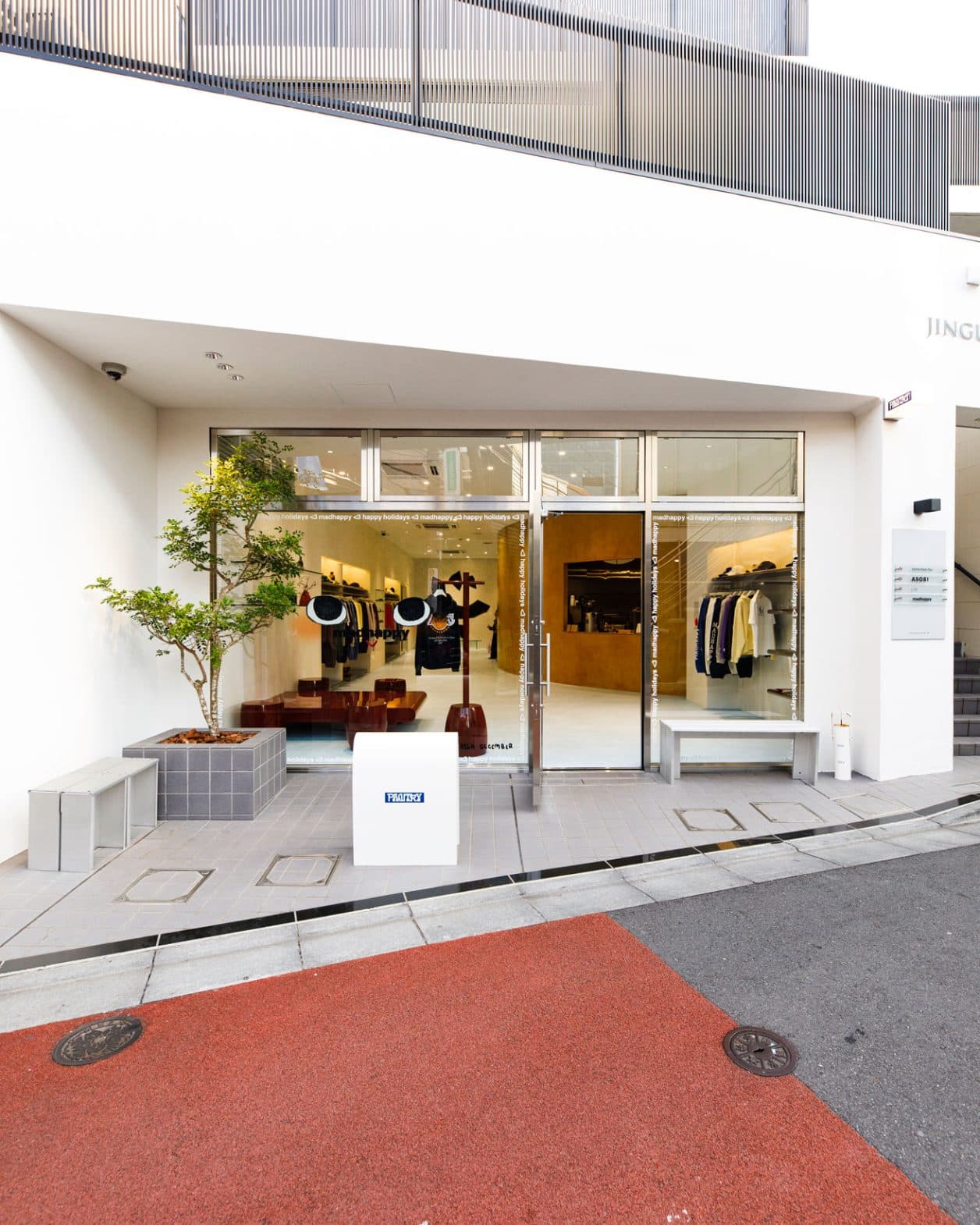 裏原宿に上陸したLA発ブランド〈madhappy〉が手がけるカフェ。