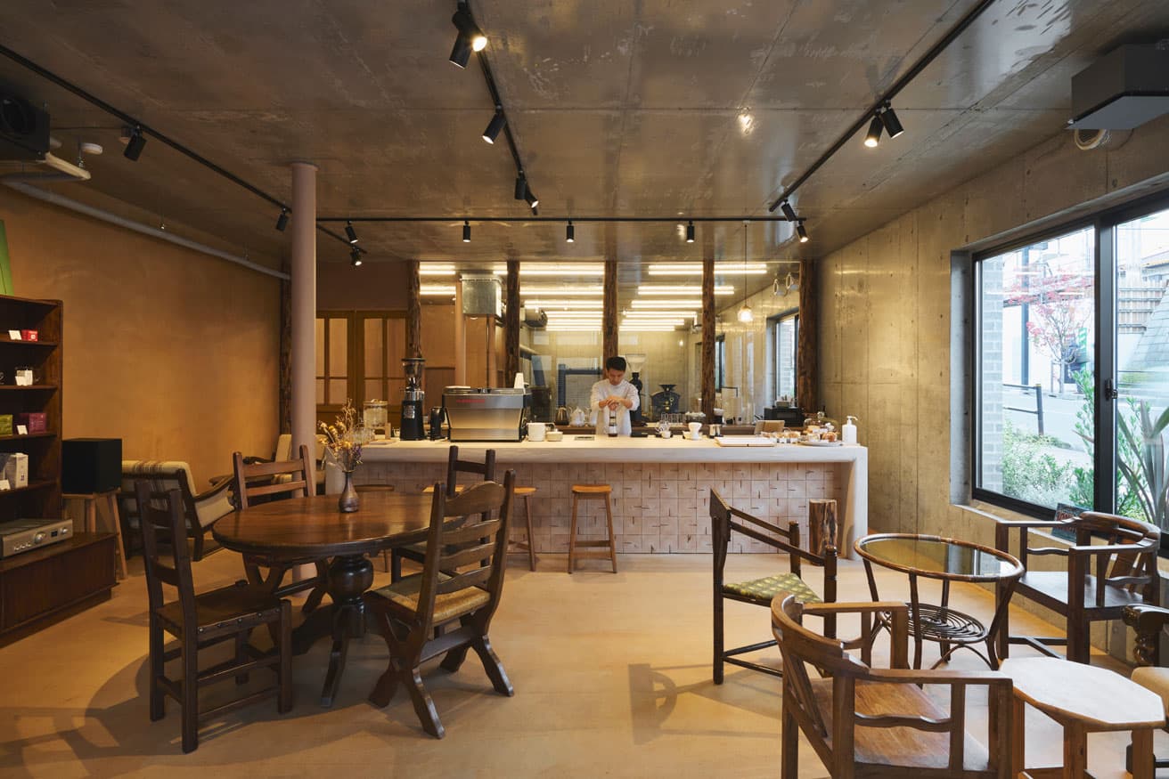 アンティークな雰囲気漂う〈PASSAGE COFFEE MITAKADAI ROASTERY〉店内。エアロプレスの味わいを堪能できる。